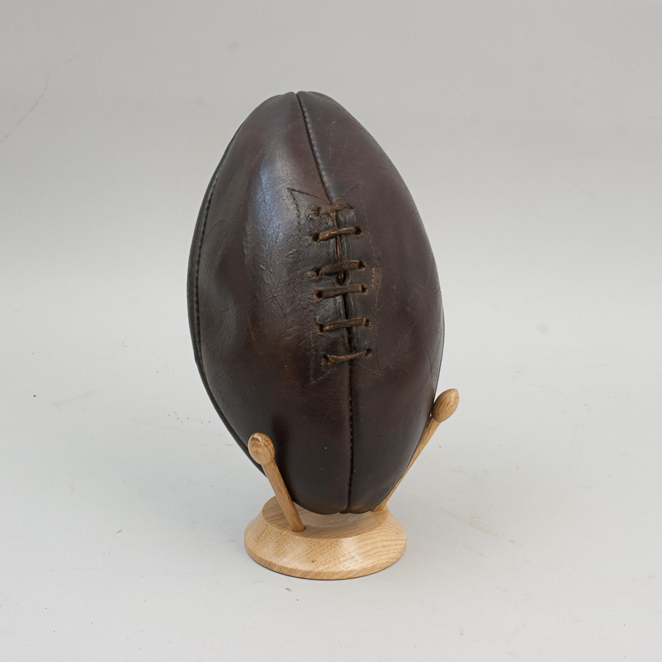 Début du 20ème siècle Ballon de rugby en cuir d'origine.