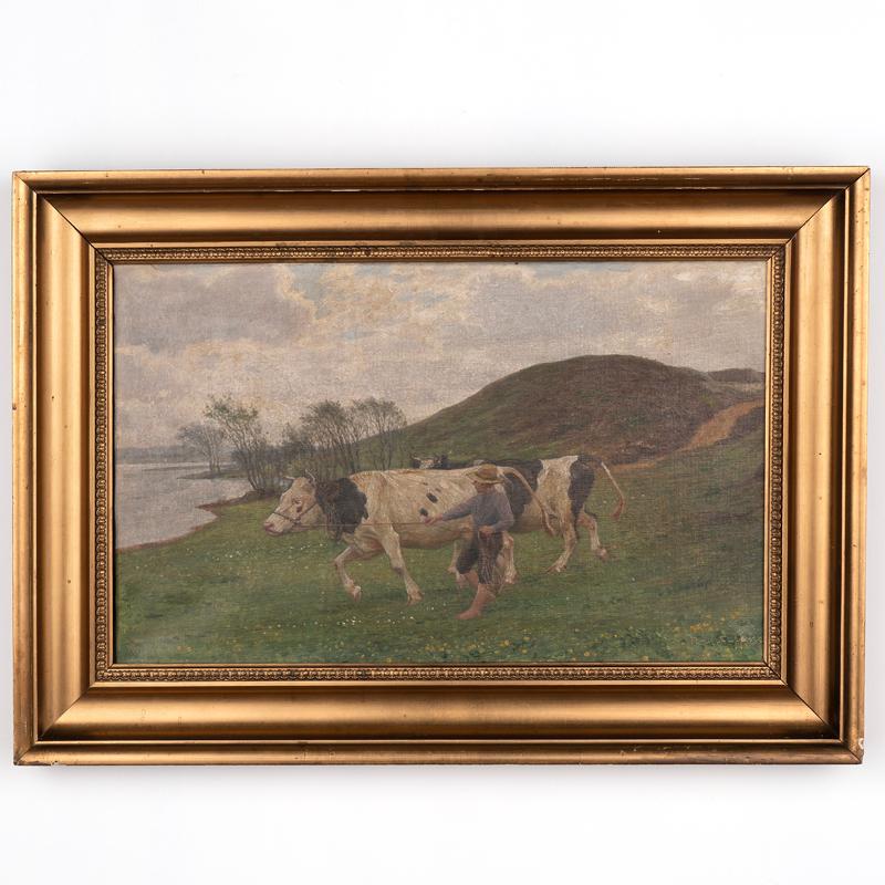 Dieses reizvolle Gemälde ist ein großartiges Beispiel für das pastorale Werk von Poul Steffensen (1866-1923). Ein Bauernjunge führt zwei Kühe zum Wasser am See. Original-Öl auf Leinwand in gutem Vintage-Zustand, wird wahrscheinlich von einer