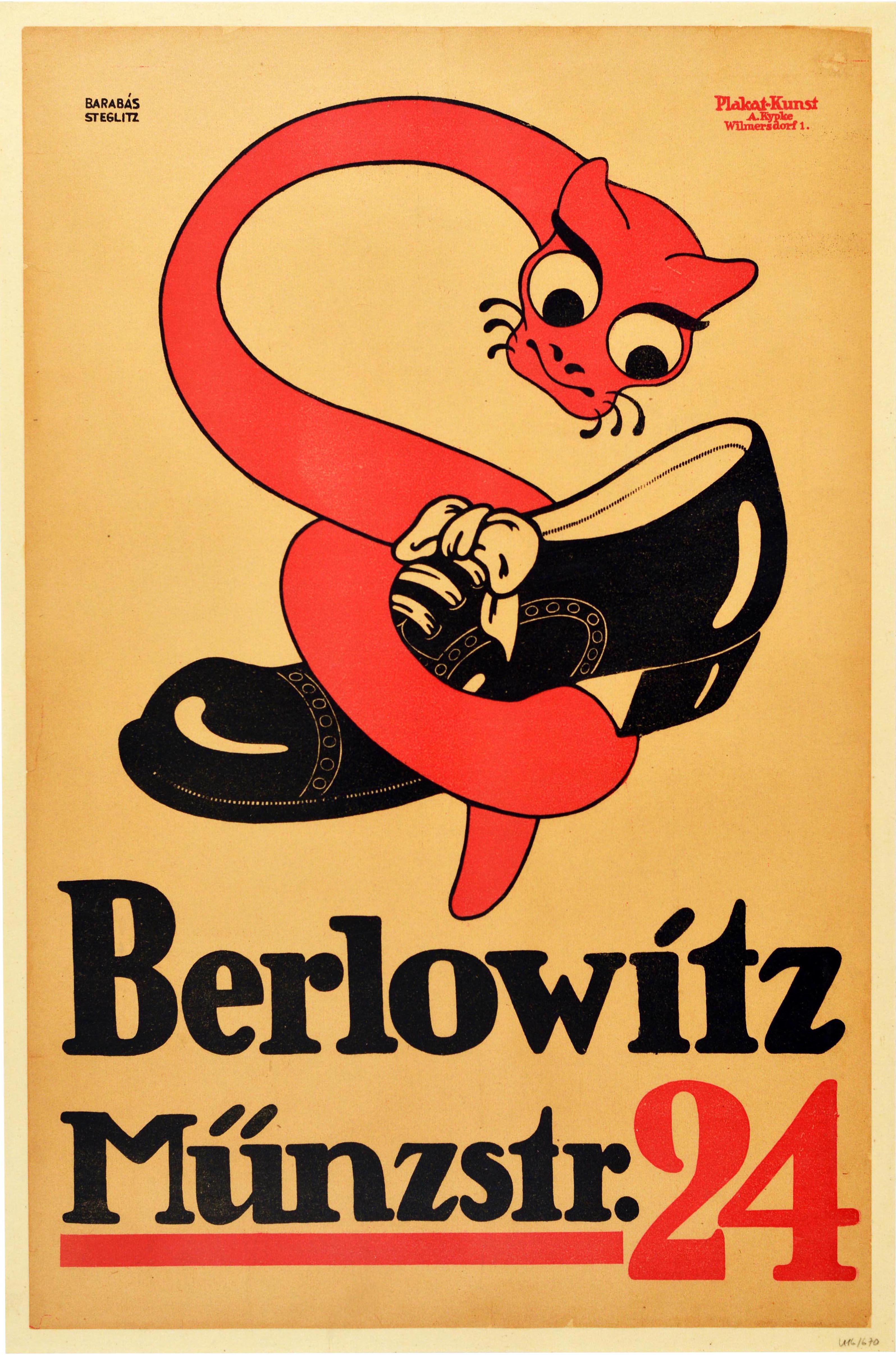 Originales antikes Werbeplakat für die Schuhmacherei Berlowitz in der Munzstraße 24 in Berlin mit einem großartigen Design, das ein Bild im Cartoon-Stil einer roten schlangenähnlichen Kreatur mit großen Augen zeigt, die sich um einen glänzenden