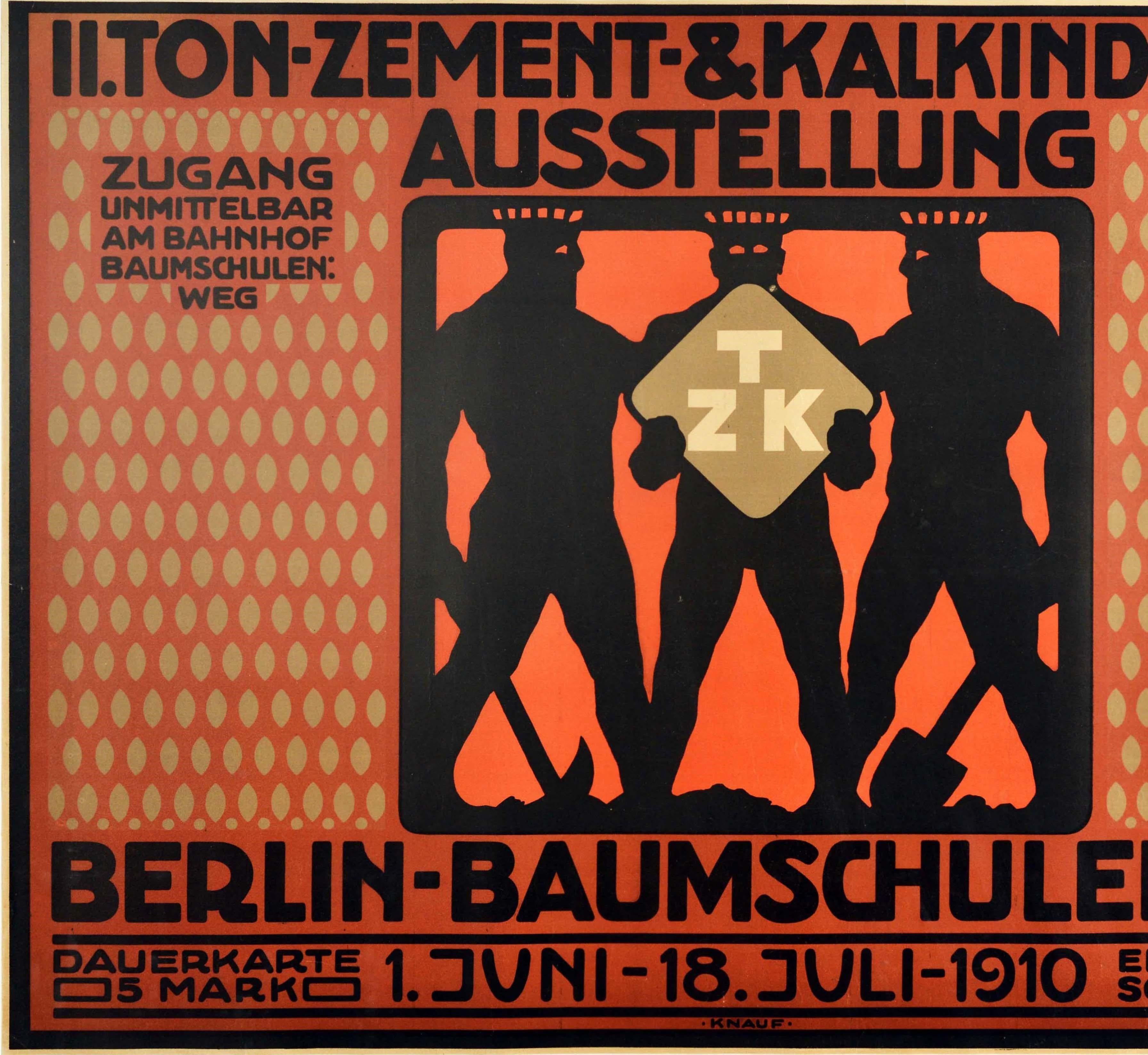 Originales antikes Werbeplakat im Stil des Deutschen Werkbundes für eine Ausstellung der Zement- und Kalkindustrie, die vom 1. Juni bis 18. Juli 1910 in Berlin Baumschulenweg stattfand. Das Plakat zeigt in der Mitte drei Arbeiter, die einen Spaten