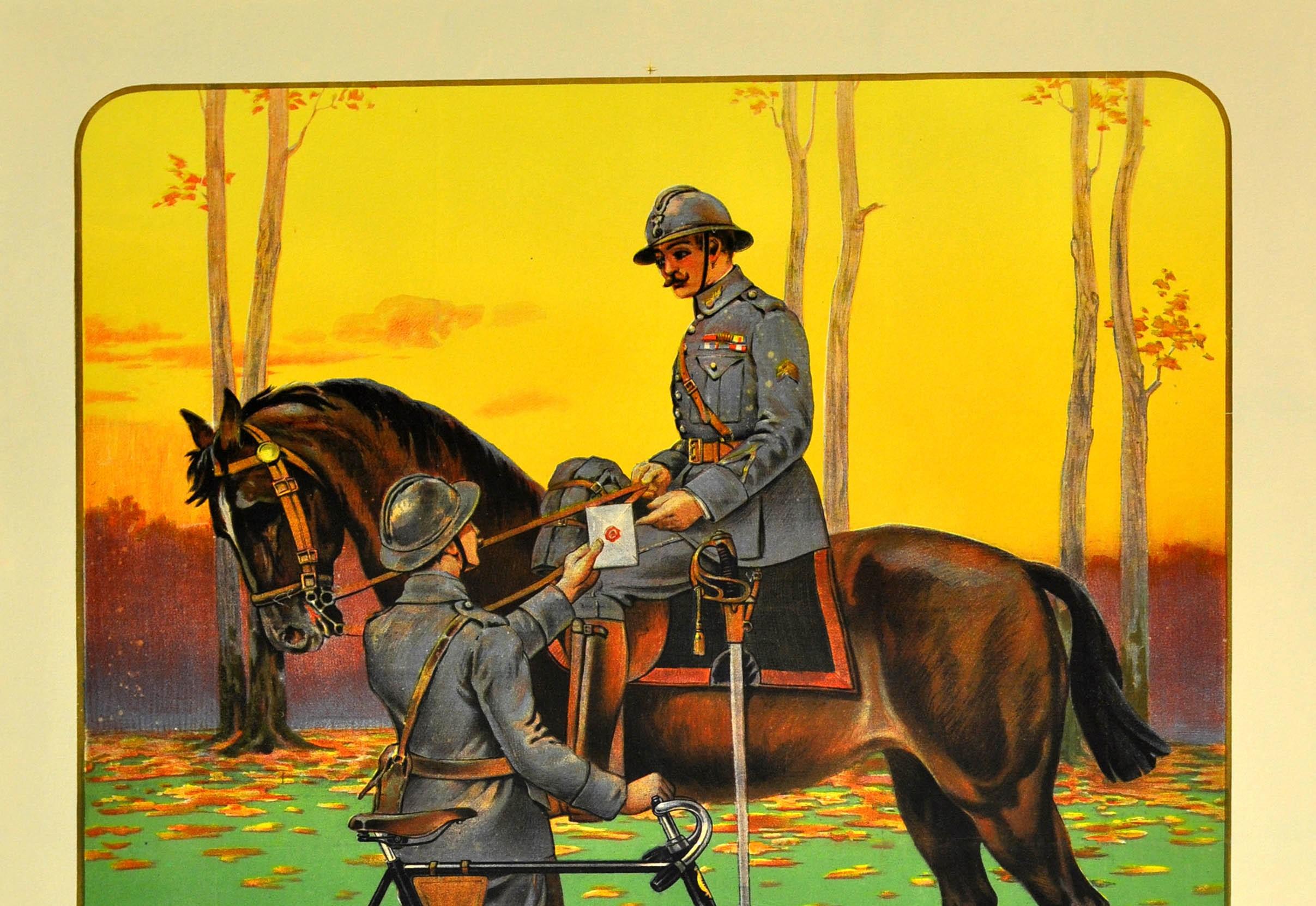 Grande affiche publicitaire ancienne pour les bicyclettes Peugeot représentant une scène de campagne avec au premier plan un messager militaire en uniforme de soldat élégant tenant une bicyclette Peugeot noire (avec un mécanisme de pédalier décoré)