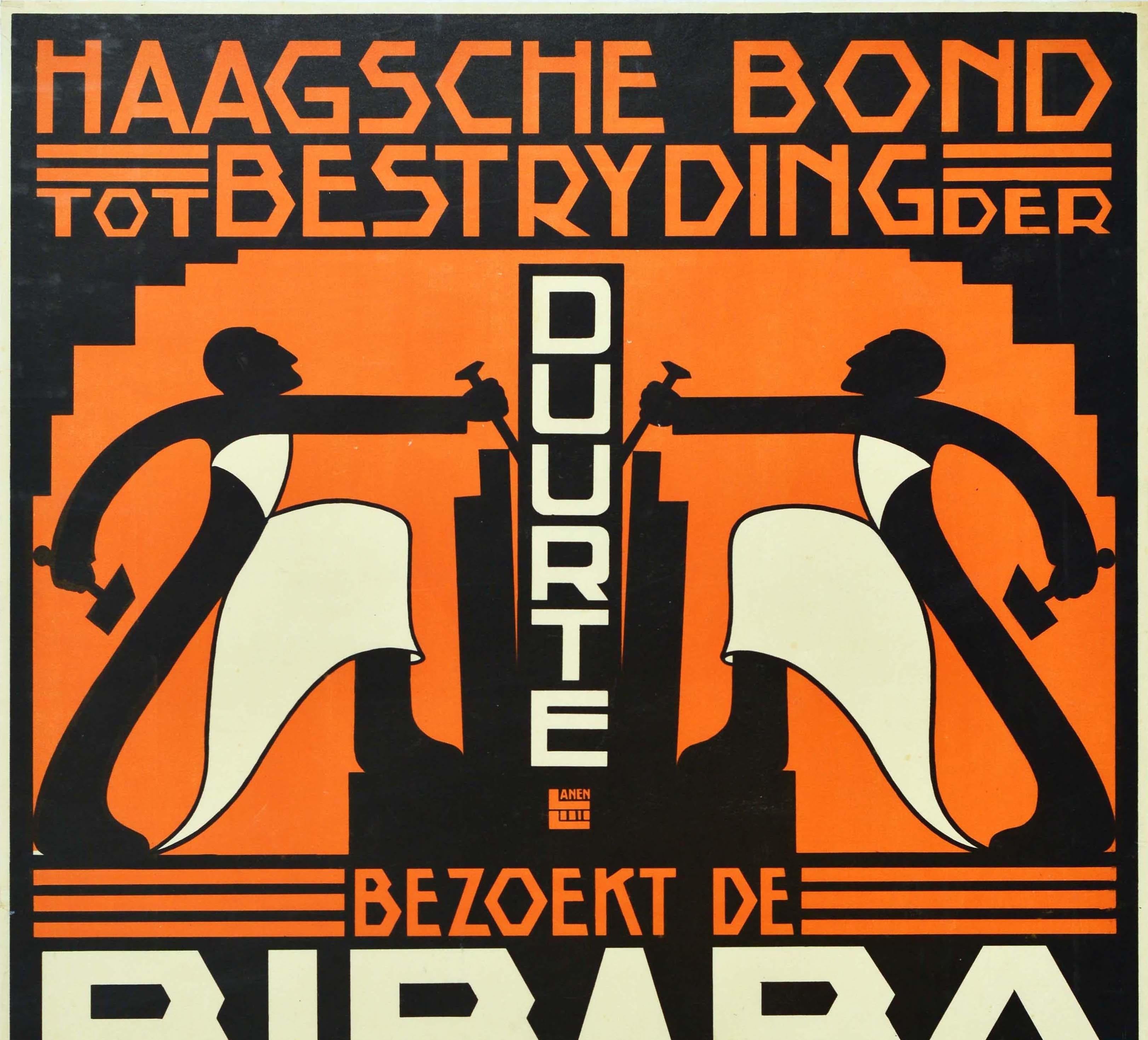 Cartel publicitario antiguo original que promociona la feria Bibabo de 1921, con una imagen dinámica de estilo Art Déco de dos trabajadores con delantales blancos que sostienen un clavo y un martillo en cada mano, con el texto estilizado en naranja