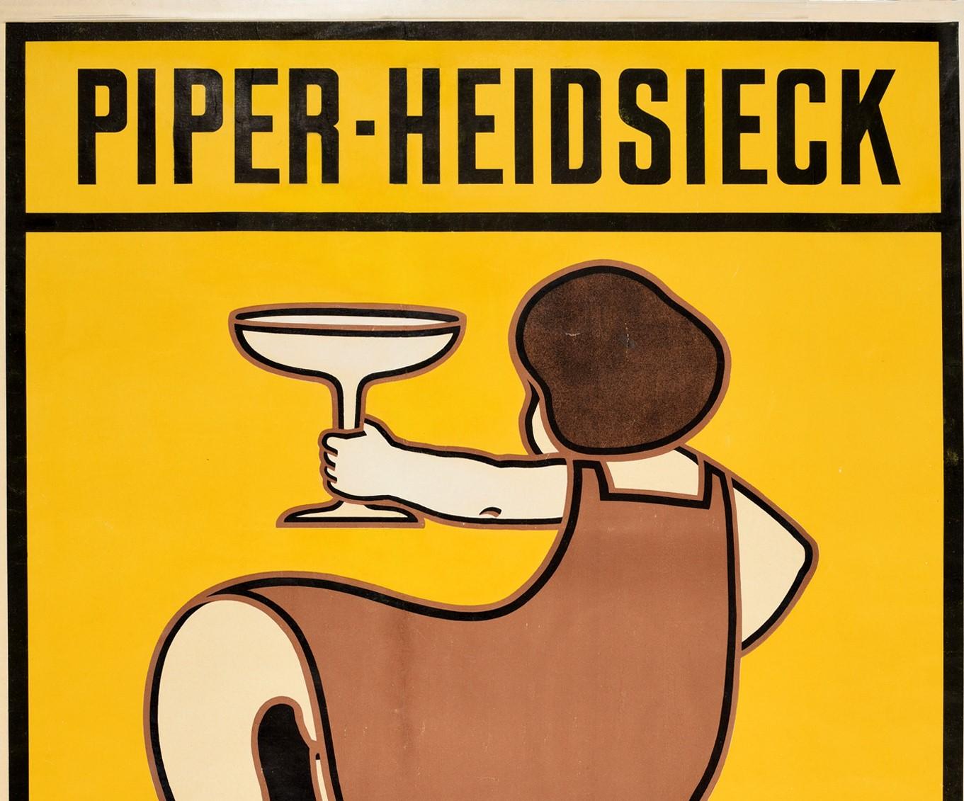 Antico manifesto pubblicitario di bevande alcoliche per lo Champagne Piper-Heidsieck con un grande disegno di una donna che tiene in mano un grande bicchiere di champagne su uno sfondo giallo con le scritte in grassetto sopra e sotto le linee di