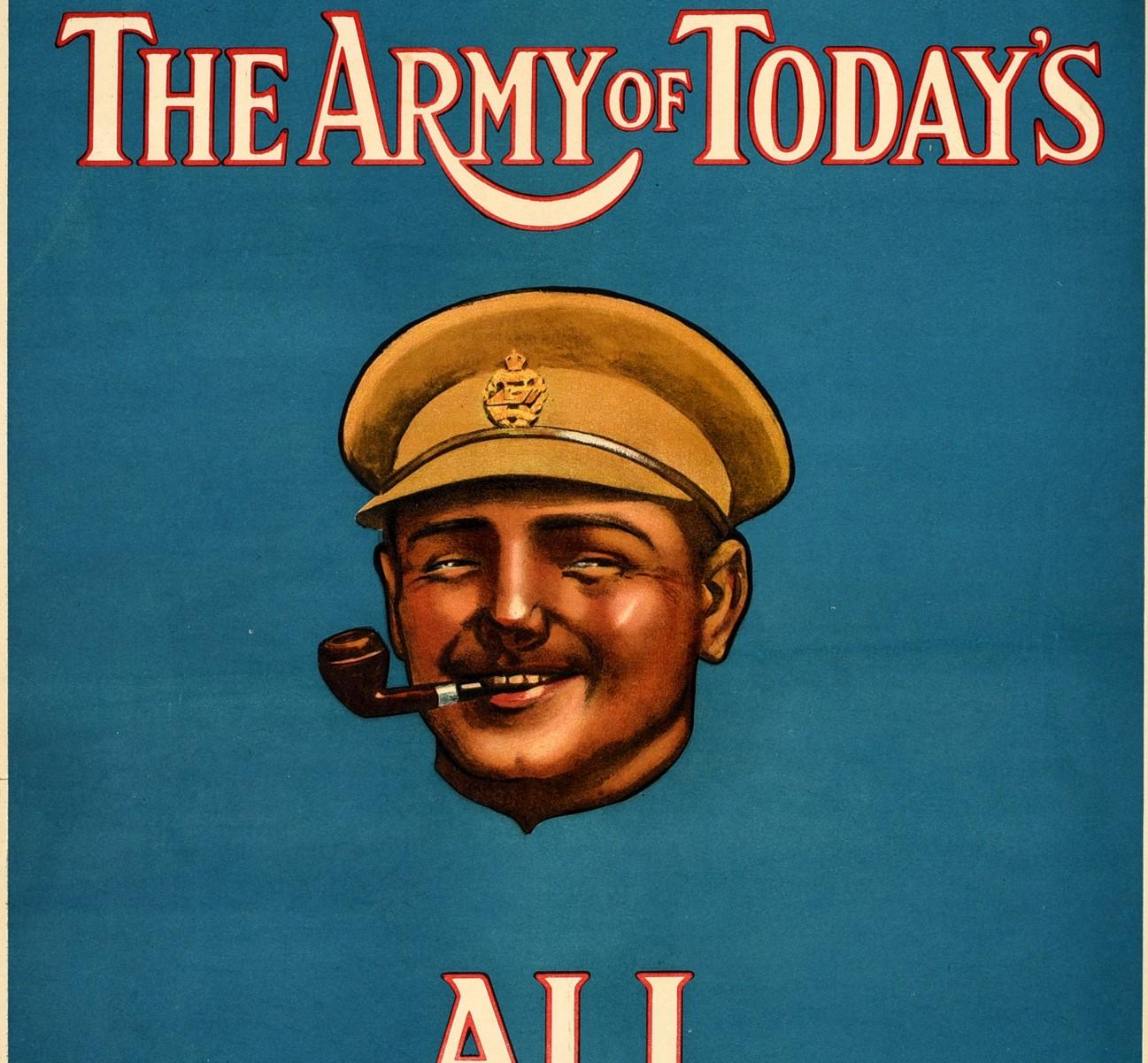 Affiche de recrutement militaire originale et ancienne - L'armée d'aujourd'hui est très bien ! - avec un grand dessin d'un soldat souriant fumant la pipe sur un fond bleu avec les lettres stylisées blanches et rouges au-dessus et en dessous.