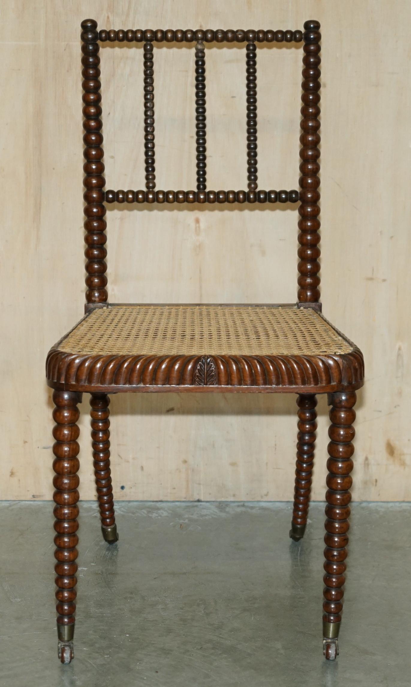 Casa Reale Antiquariato

Royal House Antiques è lieta di offrire in vendita una sedia laterale originale scozzese a spola con rotelle in porcellana, assolutamente straordinaria e ricca di intagli. 

Tieni presente che le spese di spedizione indicate