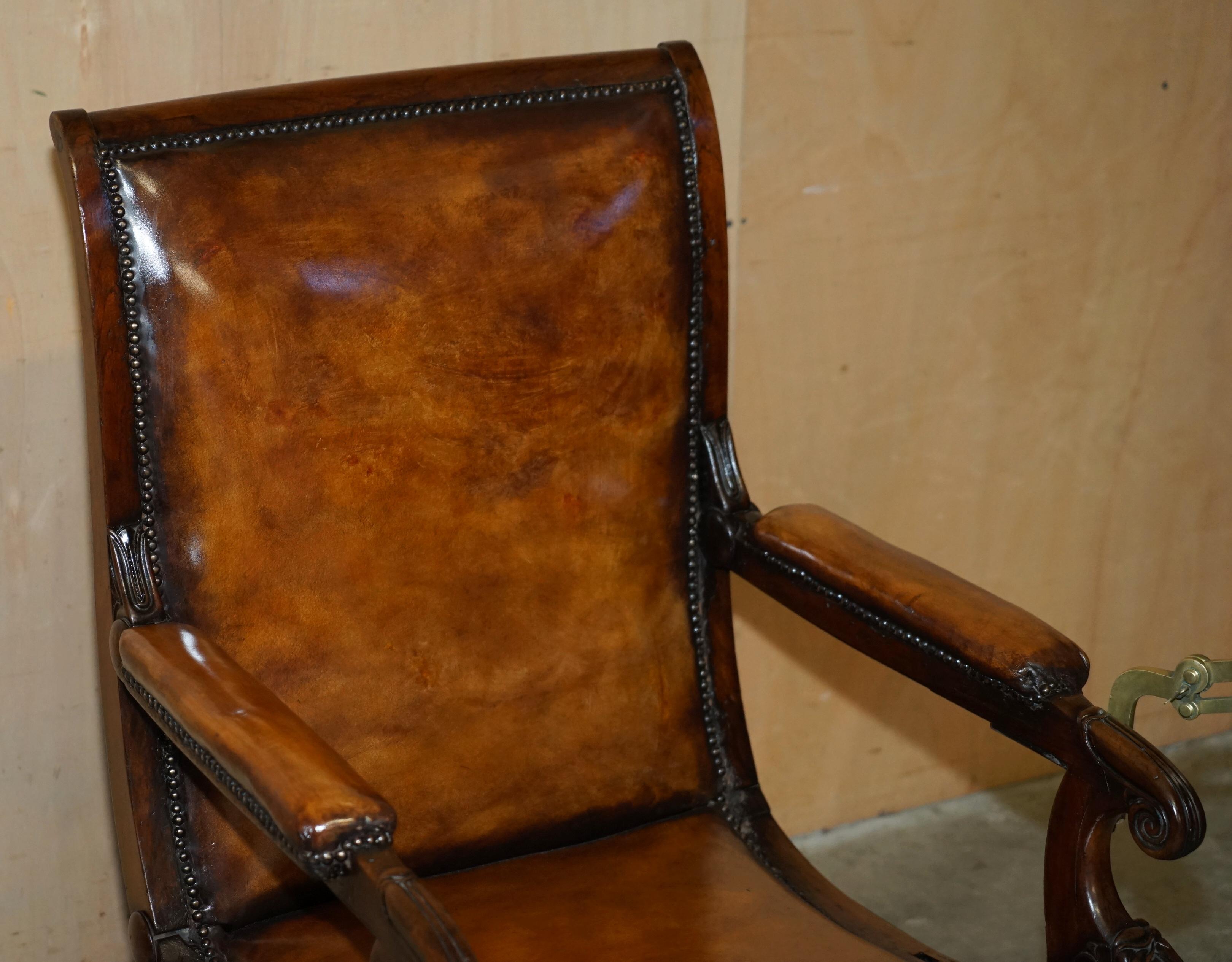 English ORIGINAL ANTIQUE ROBERT DAWS HARDWOOD BROWN LEATHER RECLINiNG LIBRARY ARMCHAIR For Sale