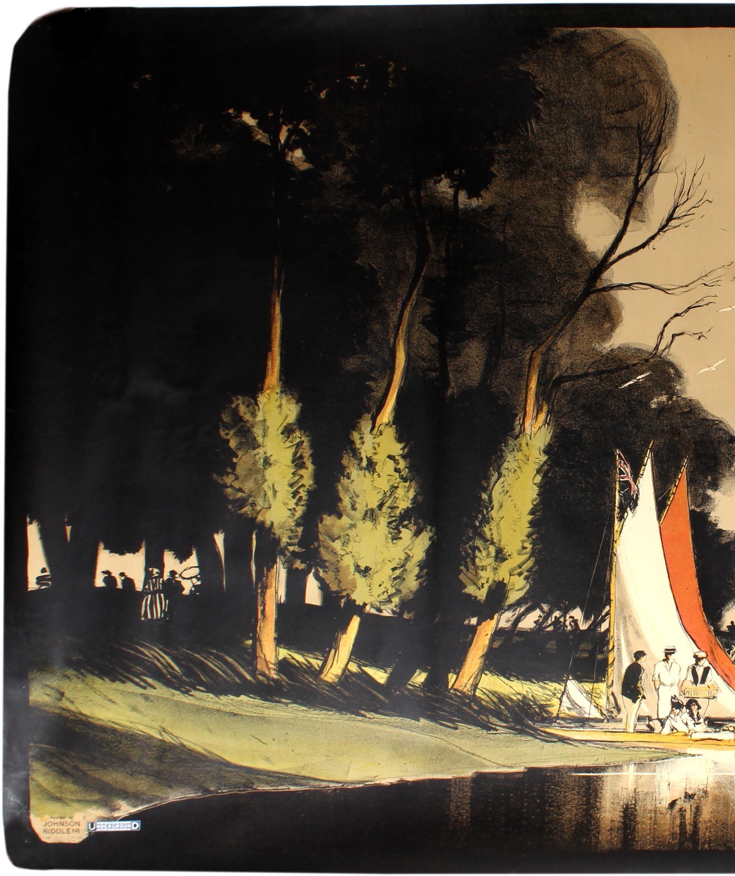 Originales antikes Reise-Werbeplakat für die Londoner U-Bahn mit einer malerischen Flusslandschaft in Teddington, die elegant gekleidete Menschen zeigt, die eine Picknickpause auf Segelbooten am Ufer der ruhigen Themse genießen, mit einer