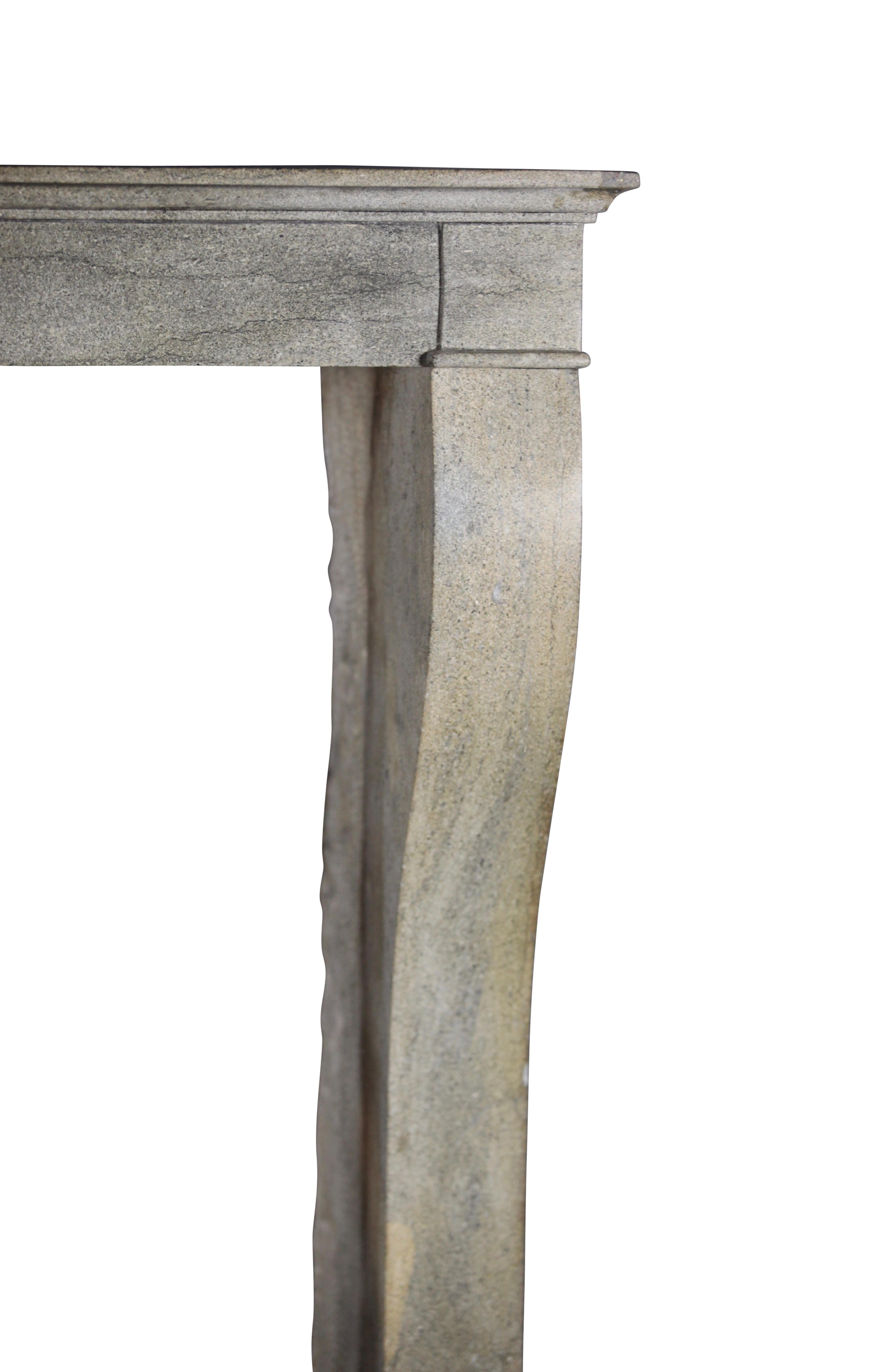 Sculpté à la main Petit encadrement de cheminée d'origine en pierre grise d'origine de style campagnard européen en vente
