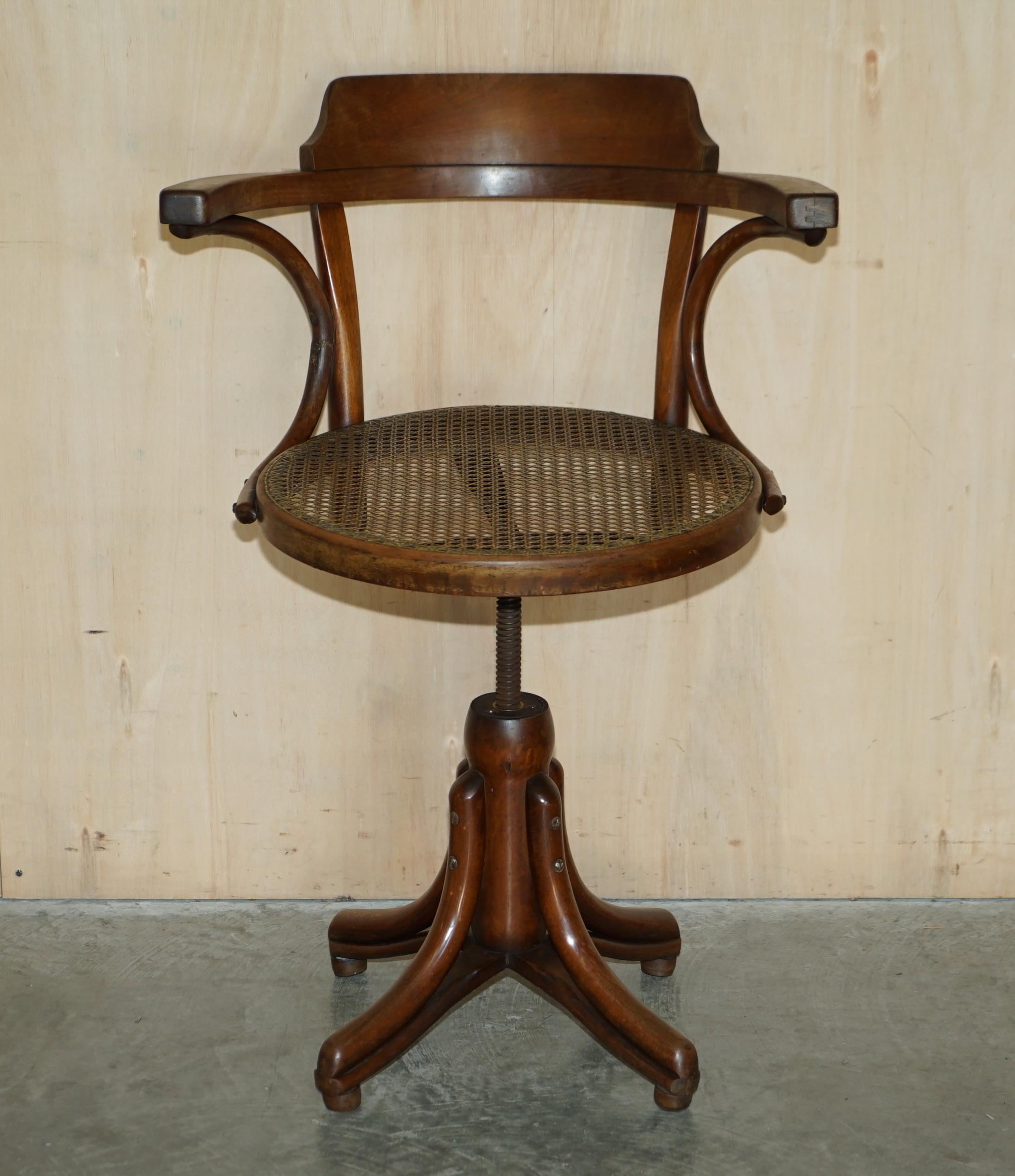 Royal House Antiques

Royal House Antiques a le plaisir d'offrir à la vente ce fauteuil bergère pivotant Thonet Modèle No 3, très rare, original et ancien, datant d'environ 1900.

Veuillez noter que les frais de livraison indiqués sont donnés à