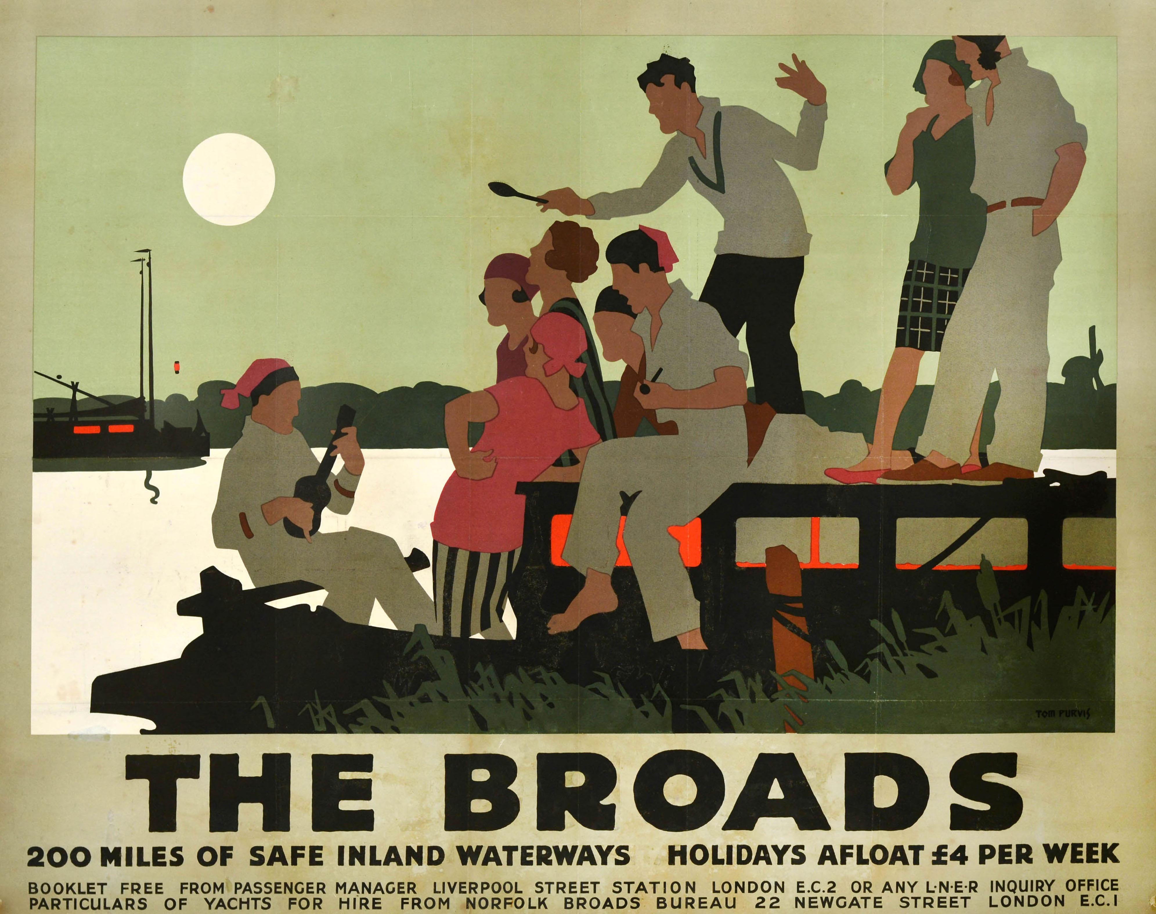Antico manifesto originale della LNER per i viaggi in treno per The Broads con un grande disegno di Tom Purvis (1888-1959) che raffigura un gruppo di persone che suonano e cantano su una barca di fronte al sole con un'altra barca che naviga