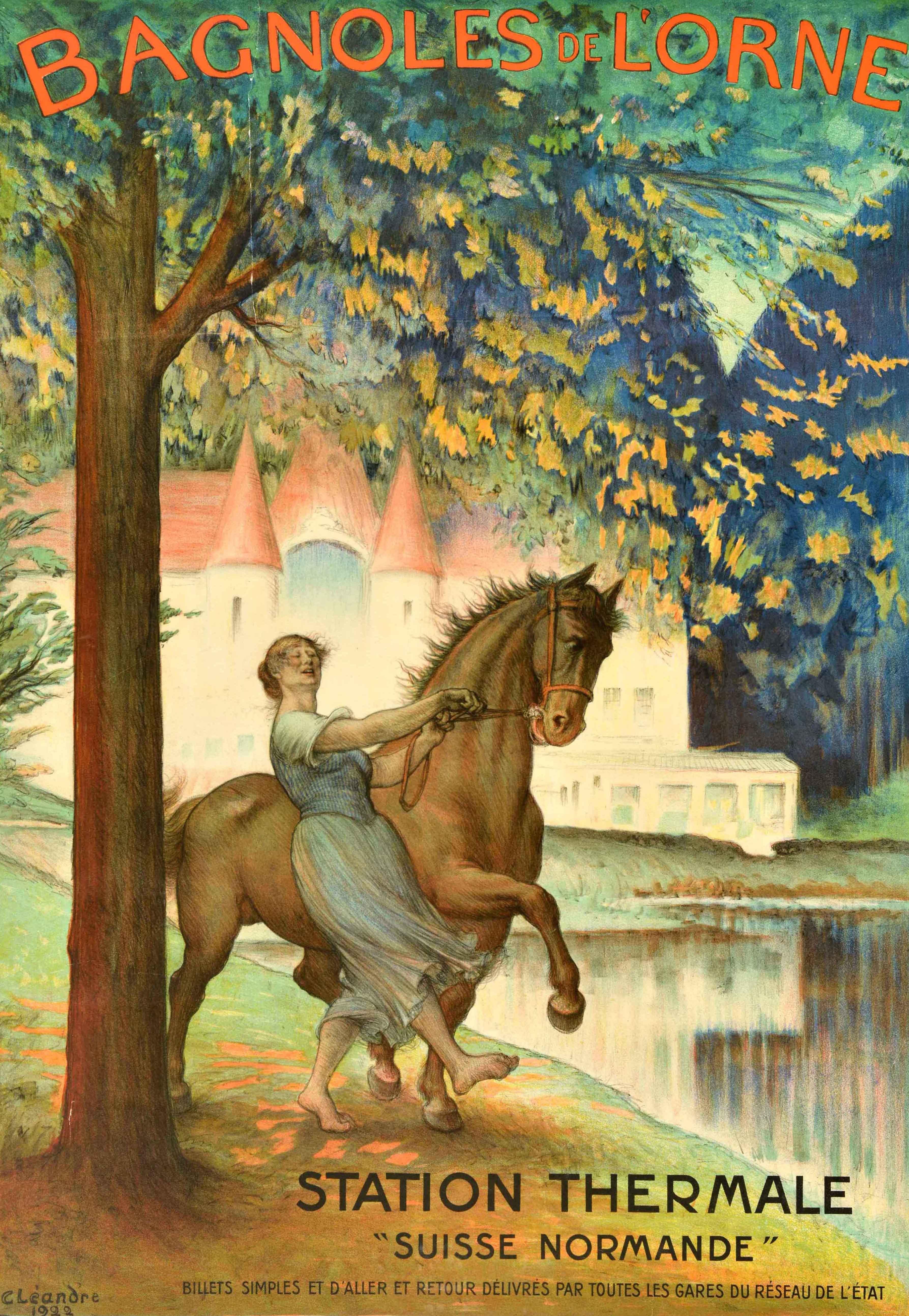 Originales antikes Reiseplakat für die Bagnoles de l'Orne Station Thermale Suisse Normande / Schweizer Normandie Thermalkurort mit einem Kunstwerk des französischen Malers Charles Lucien Leandre (1862-1934), das eine Dame auf einem Pferd zeigt, die