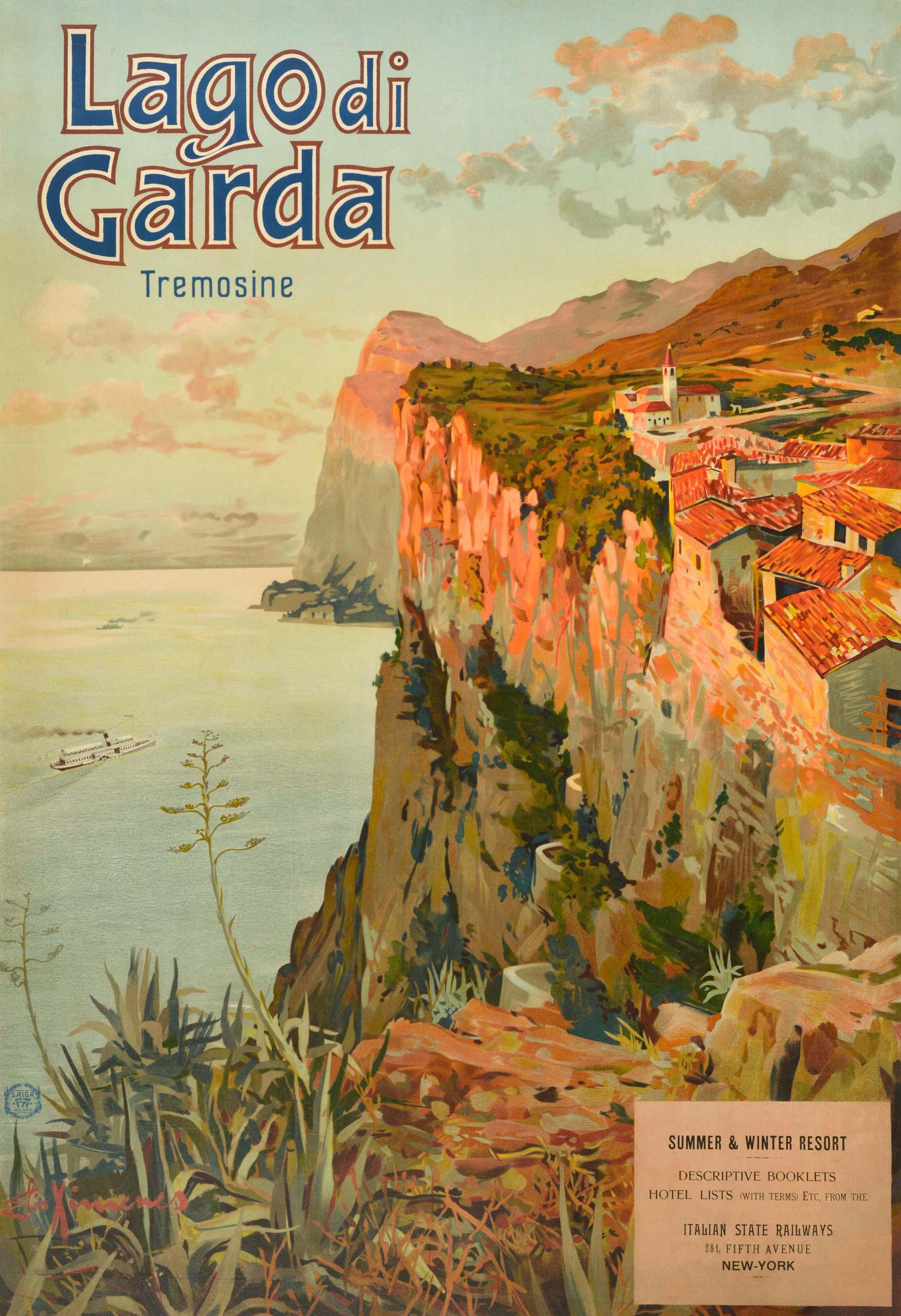 Cartel de viaje antiguo original de la estación de verano e invierno del Lago de Garda - Lago Di Garda Tremosine - con ilustraciones de Elio Ximenes (1855-1926) de un pueblo y una iglesia en lo alto de un acantilado con un barco navegando por las
