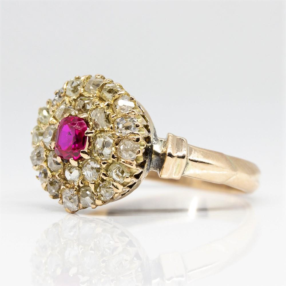 Original Antique Victorian 18 Karat Gold Old Mine Ruby Ring (Alteuropäischer Brillantschliff) im Angebot