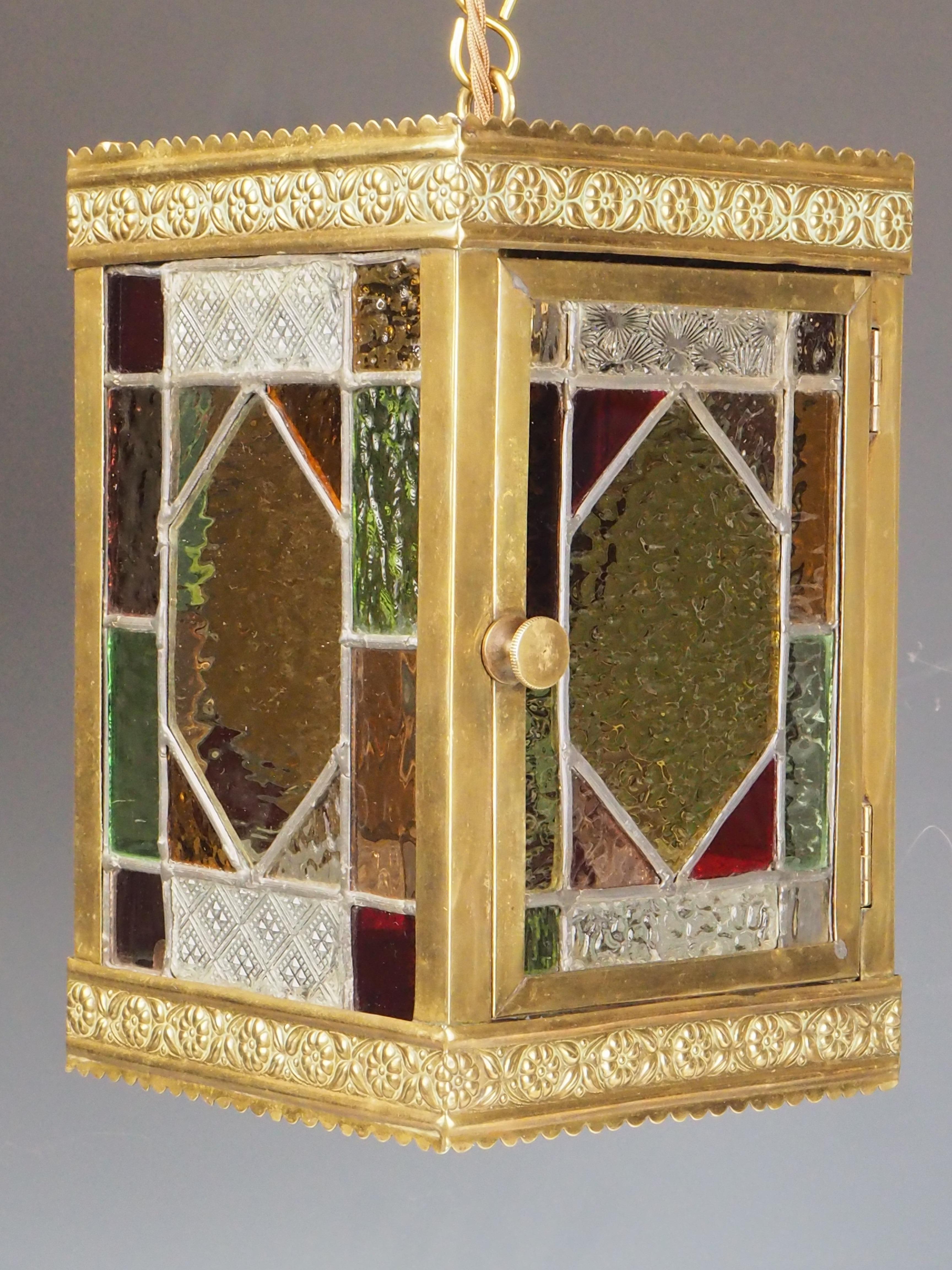 Antiguo farol victoriano de latón y vidrieras - Luminaria original del siglo XIX
Auténtica linterna de salón victoriana con vidrieras, de finales del siglo XIX, que presenta un marco de latón bellamente envejecido con intrincados detalles perforados