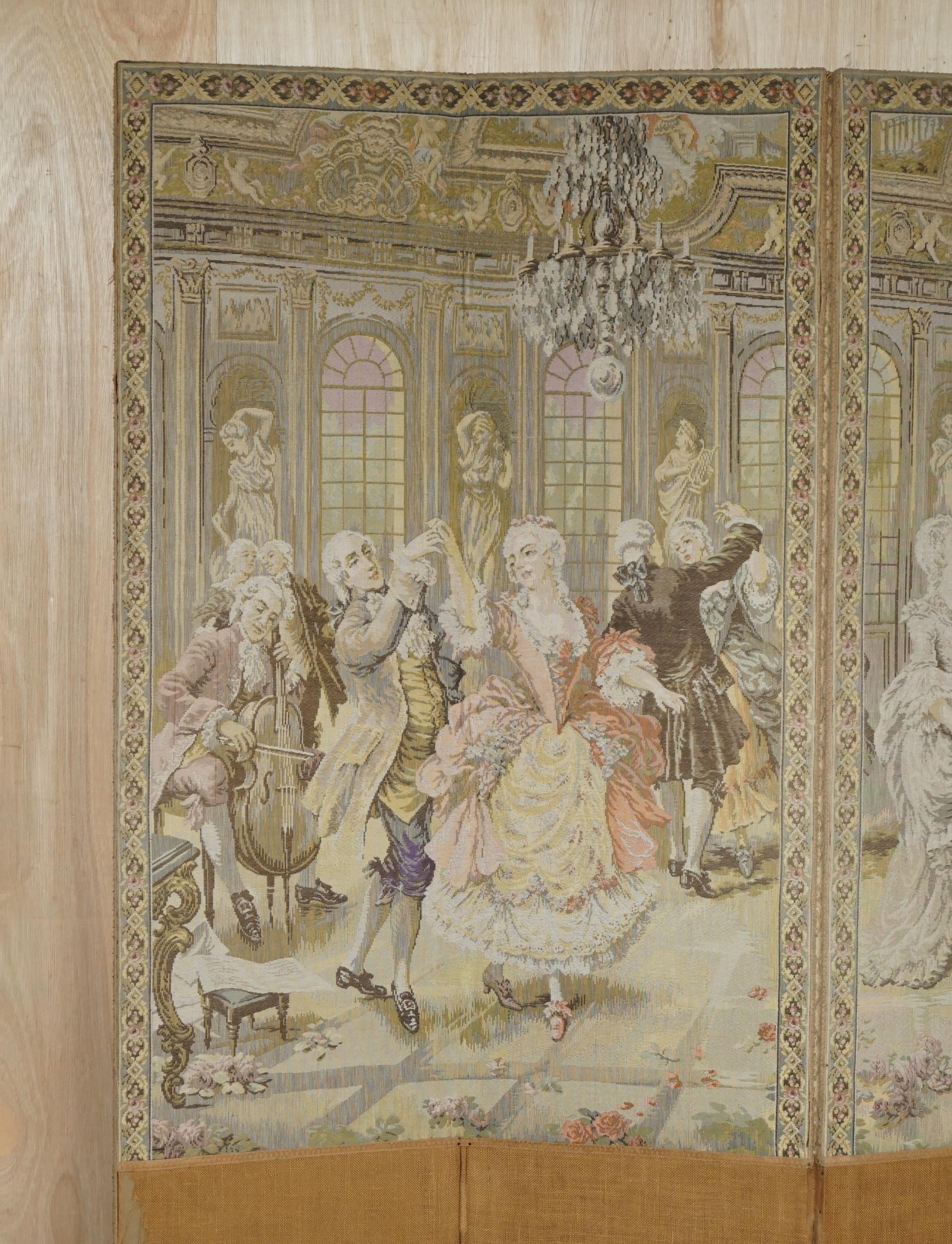 Royal House Antiques

Royal House Antiques freut sich, diese sehr dekorative handgefertigte viktorianische Wandteppich-Faltwand mit vier Tafeln zum Verkauf anbieten zu können, auf der Adlige zu sehen sind, die sich beim Essen und Tanzen zu