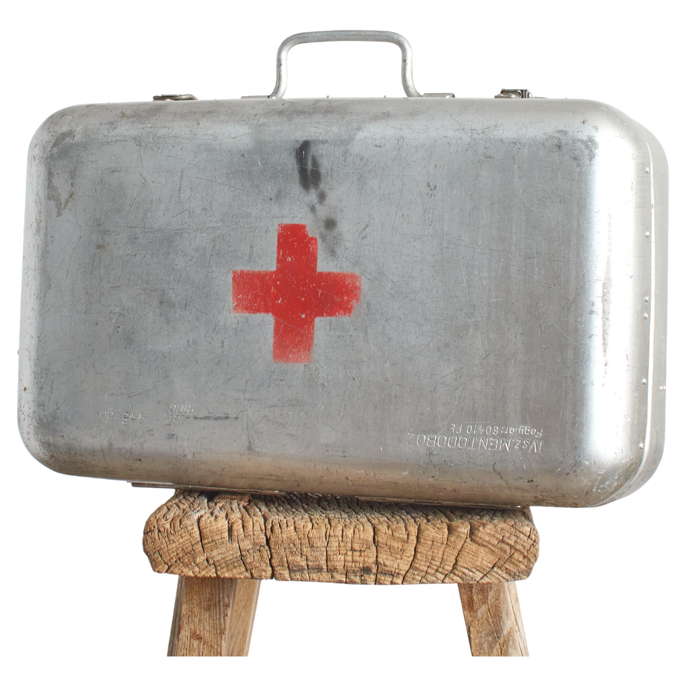 Scatola di pronto soccorso medico militare ungherese originale antica e di grandi dimensioni in vendita