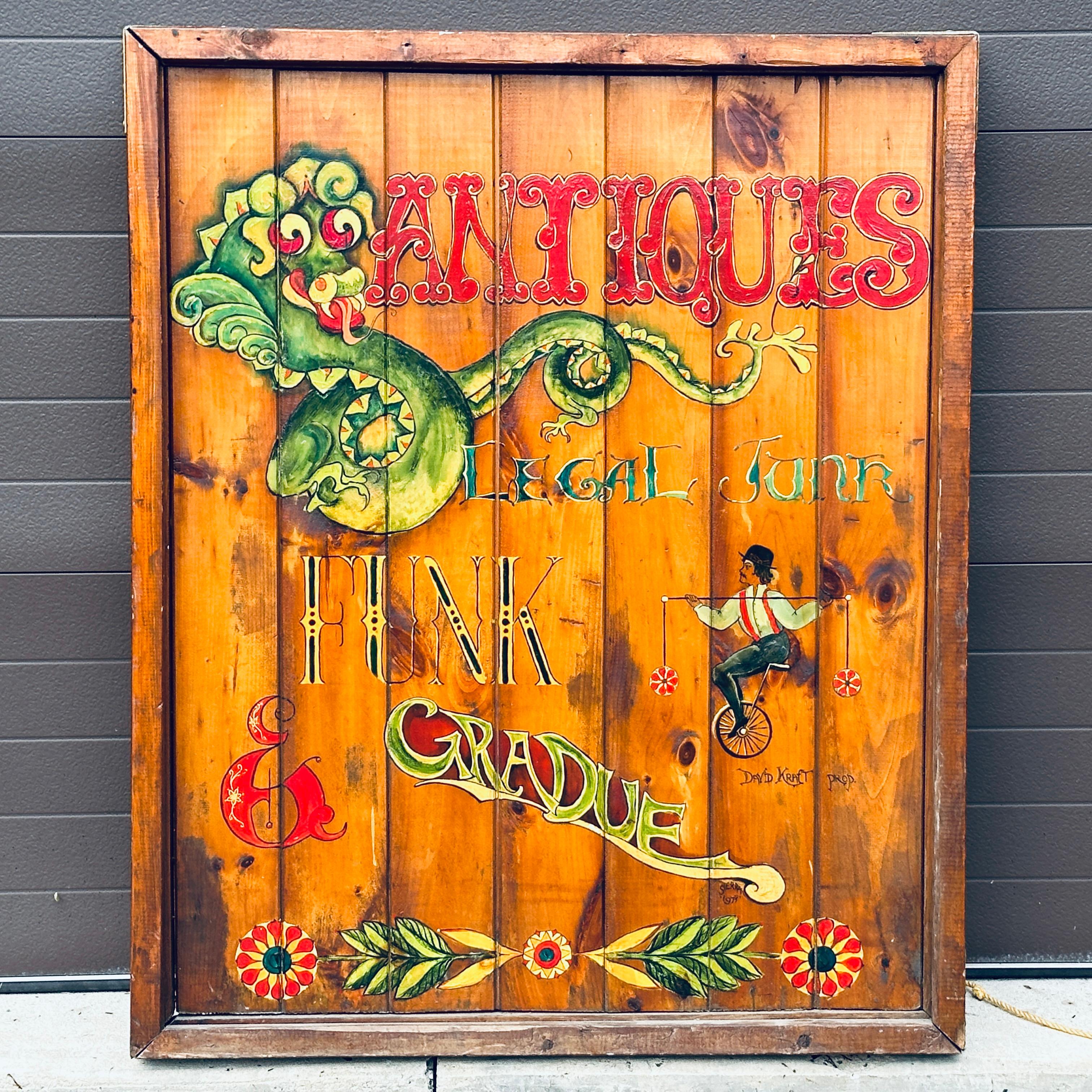 Cartel original de tienda de antigüedades de doble cara pintado a mano por ambos lados en el que se lee 