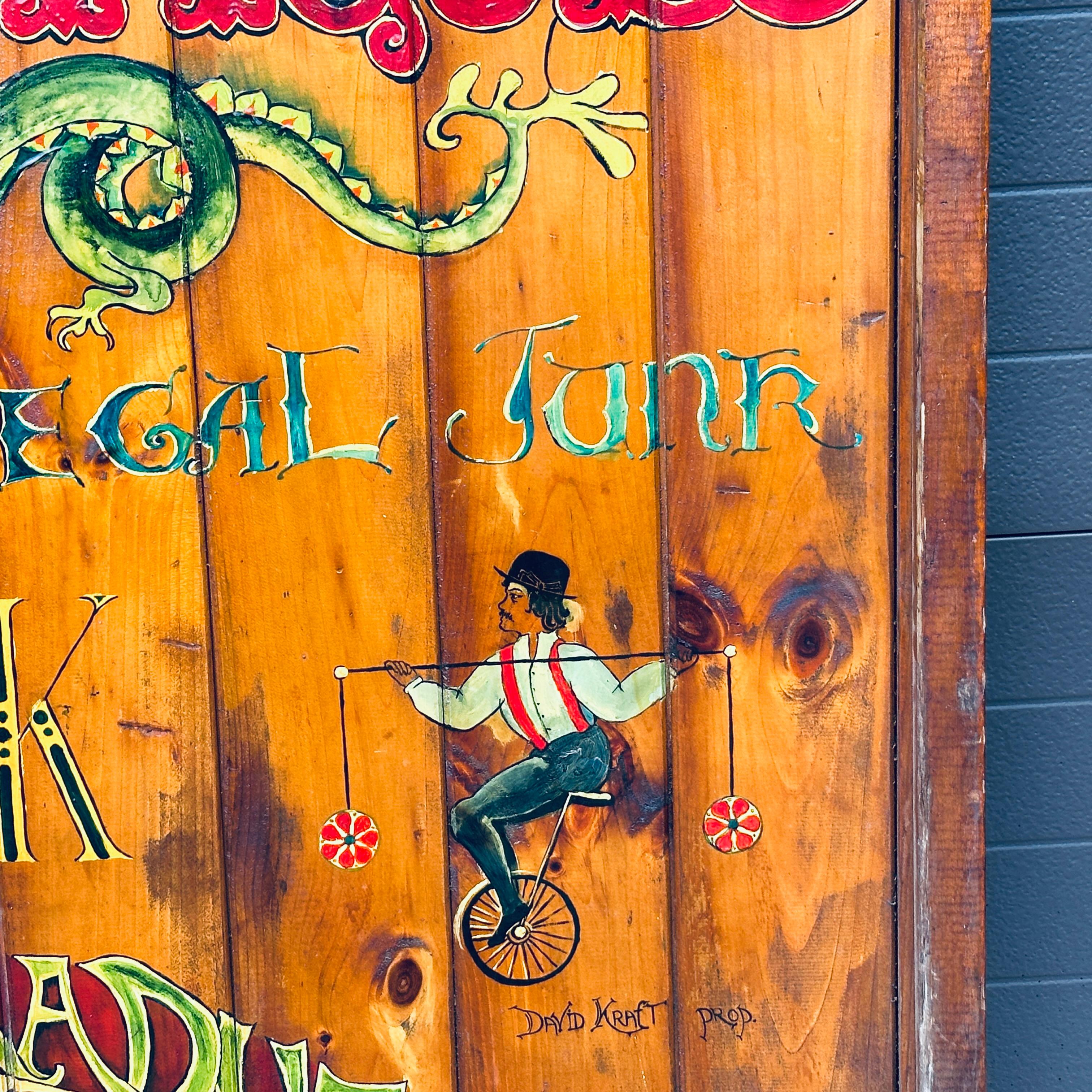 Tienda de antigüedades original Cartel de madera pintado a mano con dragón y monociclo Hecho a mano en venta
