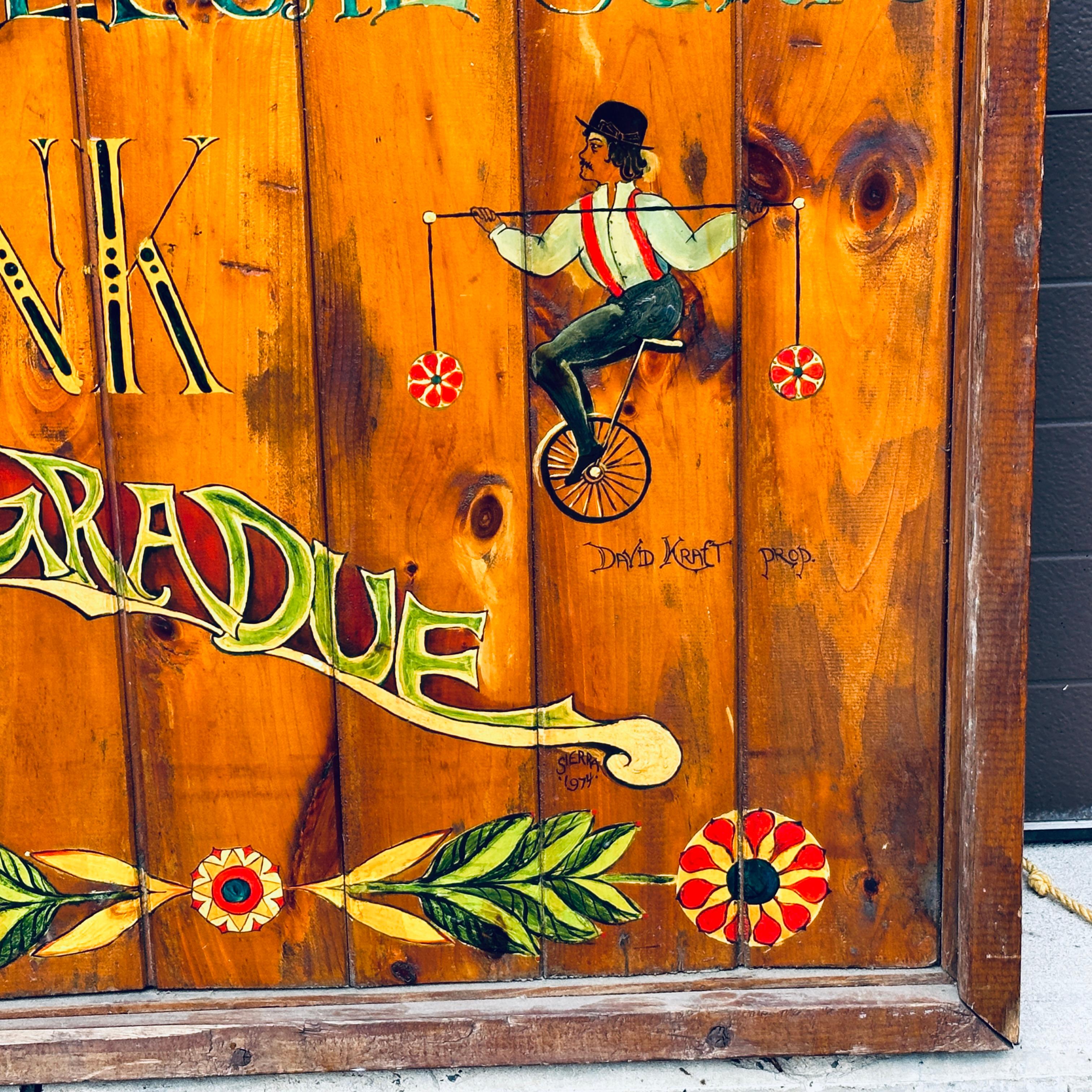 Tienda de antigüedades original Cartel de madera pintado a mano con dragón y monociclo Madera en venta
