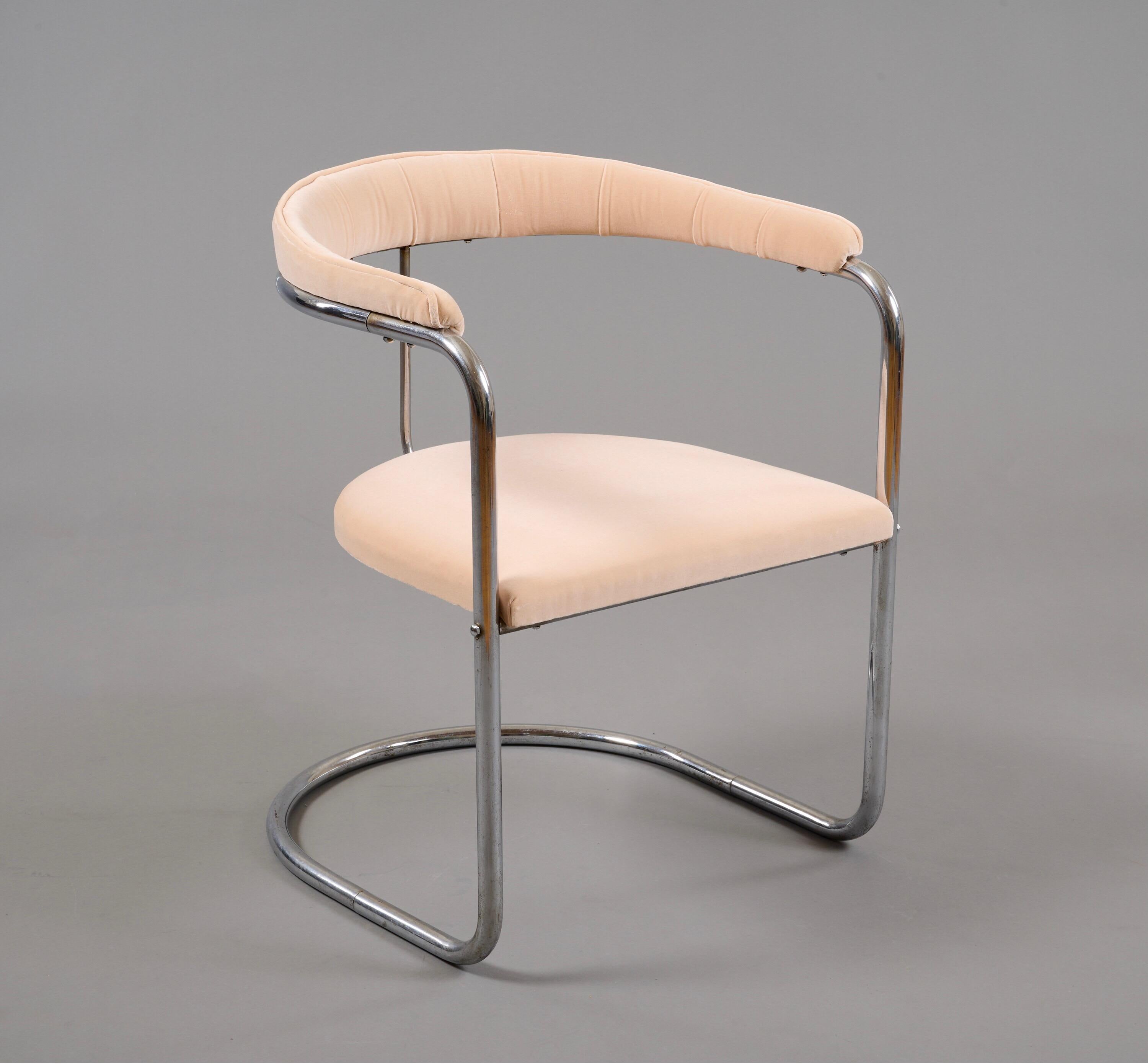 Anton Lorenz (1891-1966)

Zeitloser, früher Freischwinger-Sessel des Bauhaus-Modells SS33 von Anton Lorenz für Thonet, um 1930, aus verchromtem Stahlrohr. Lorenz, der häufig mit Marcel Breuer zusammenarbeitete, war ein Designpionier und zusammen mit