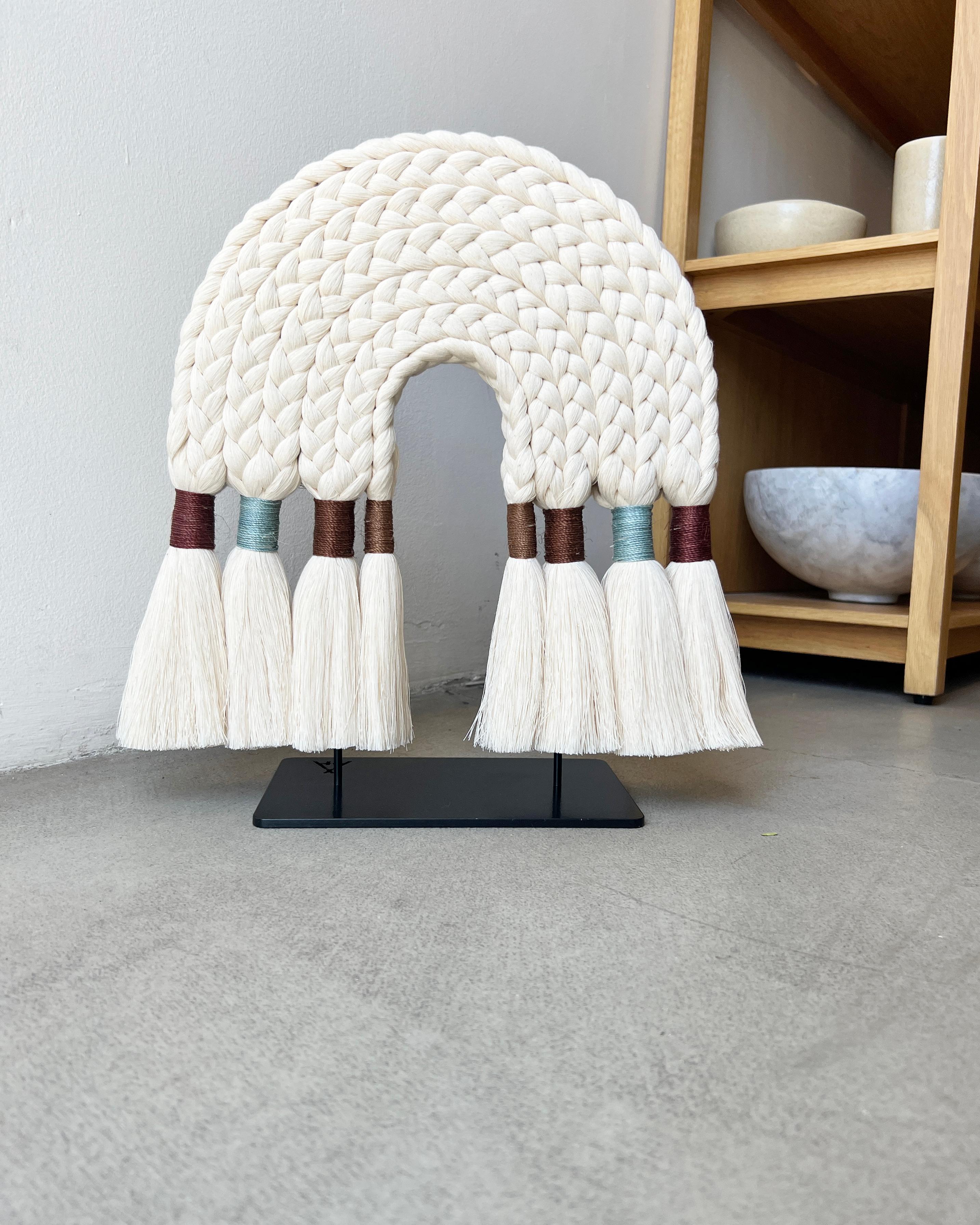 Organico moderno Arco scultura originale di Caralarga - Gioielli Raw Cotton A Space in vendita