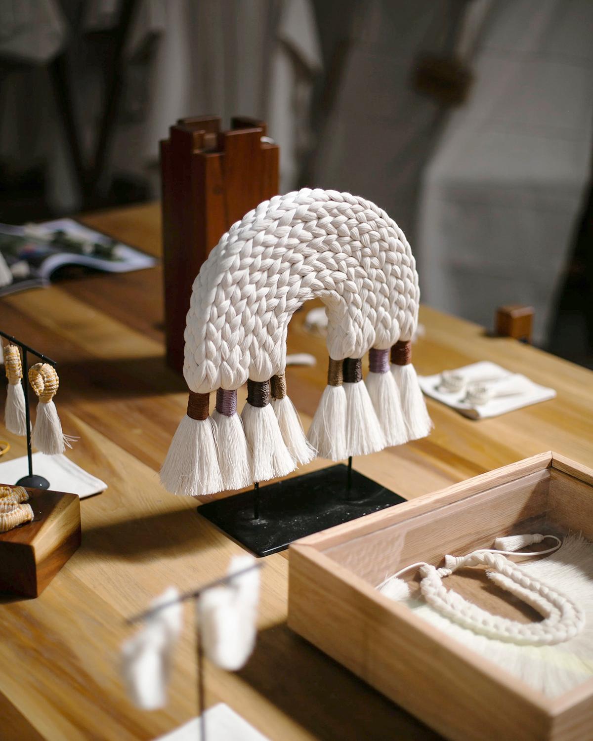 Messicano Arco scultura originale di Caralarga - Gioielli Raw Cotton A Space in vendita