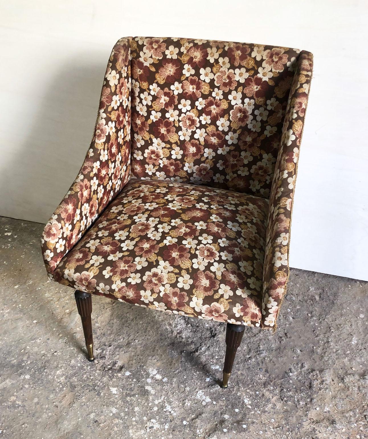 Original Armchair from the 60s, Fabric with Floral Motif In Good Condition For Sale In Buggiano, IT