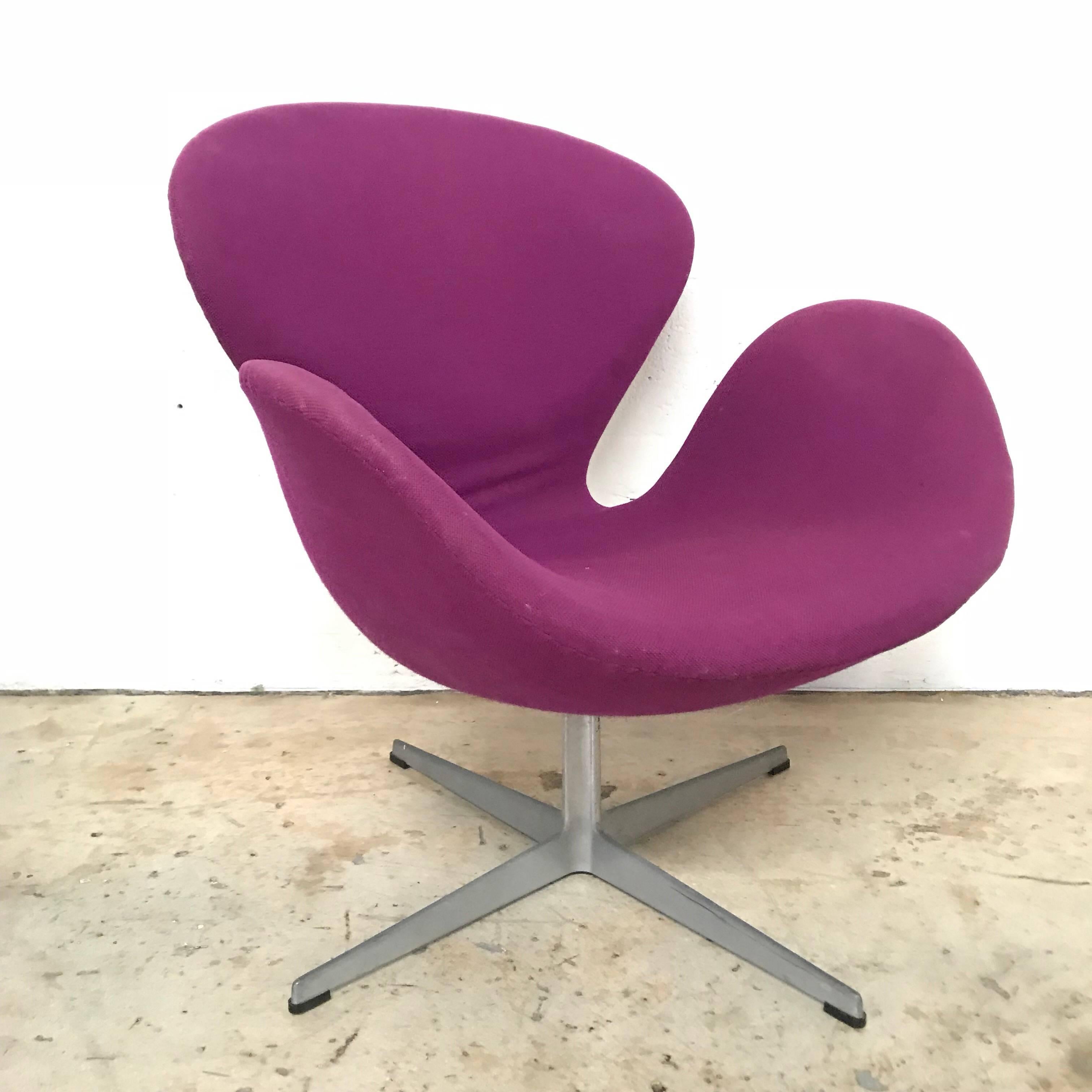 Mid-Century Modern Original Arne Jacobsen “Swan” Chair No. 7105 for Fritz Hansen