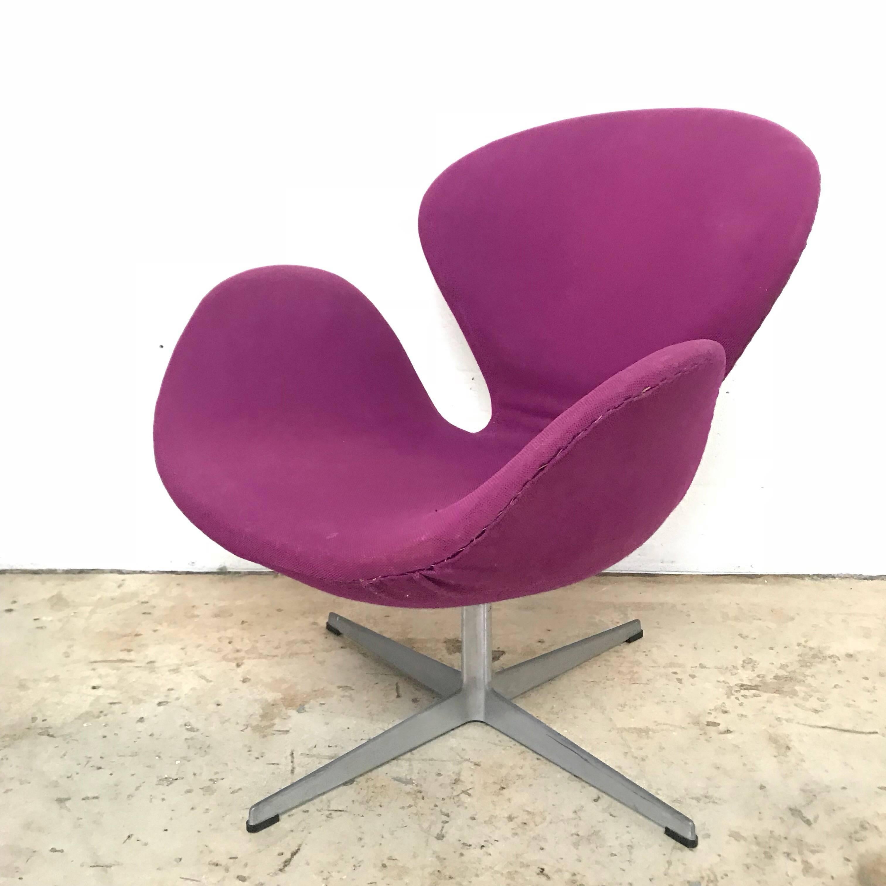 Danish Original Arne Jacobsen “Swan” Chair No. 7105 for Fritz Hansen