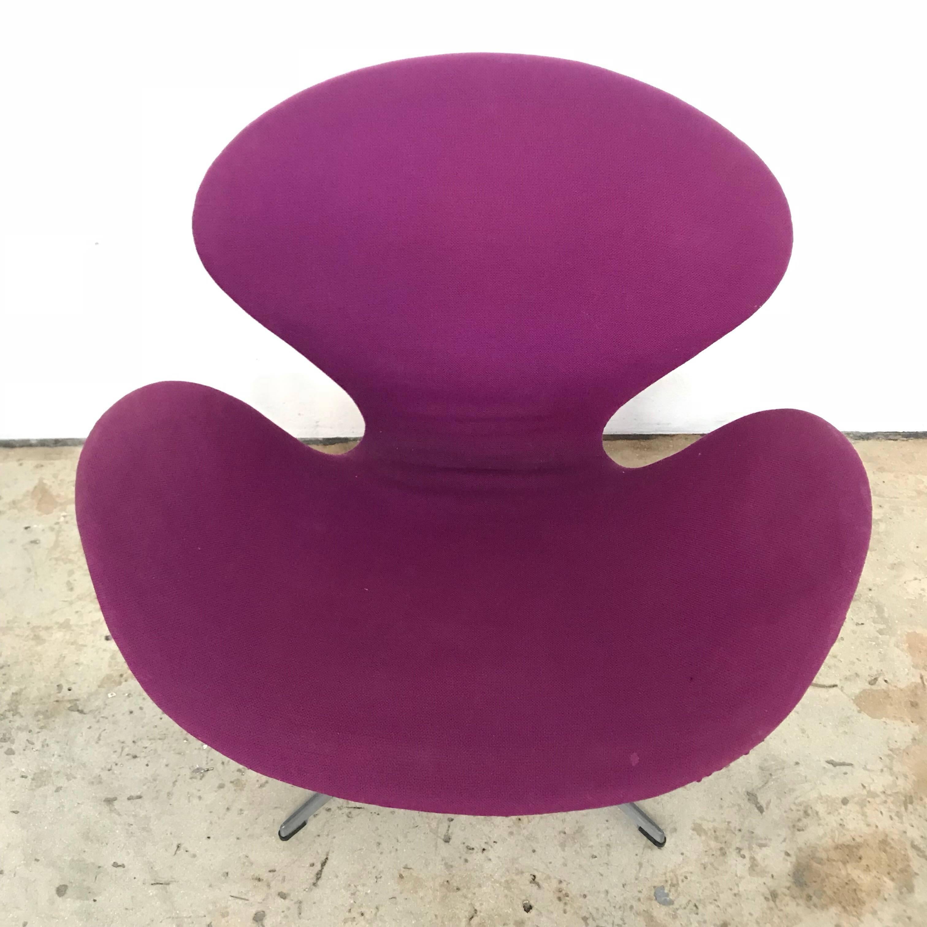 Original Arne Jacobsen “Swan” Chair No. 7105 for Fritz Hansen In Fair Condition In Miami, FL