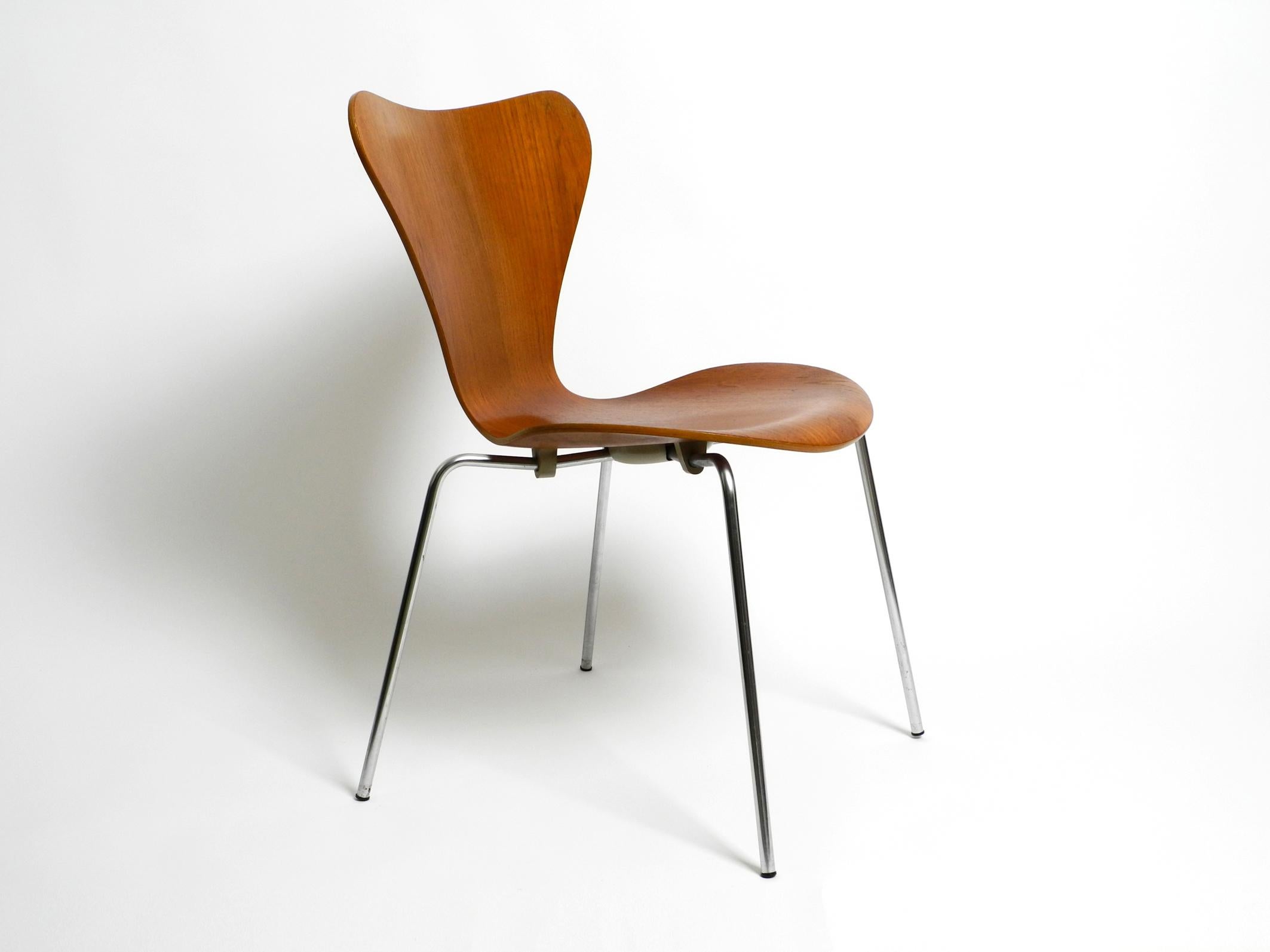 Original Arne Jacobsen chair made of layered plywood with a rare teak veneer from 1972. Model 3107. Made by Fritz Hansen Denmark.
This model is from the third production generation with the centrally screwed plastic cap, produced since the early