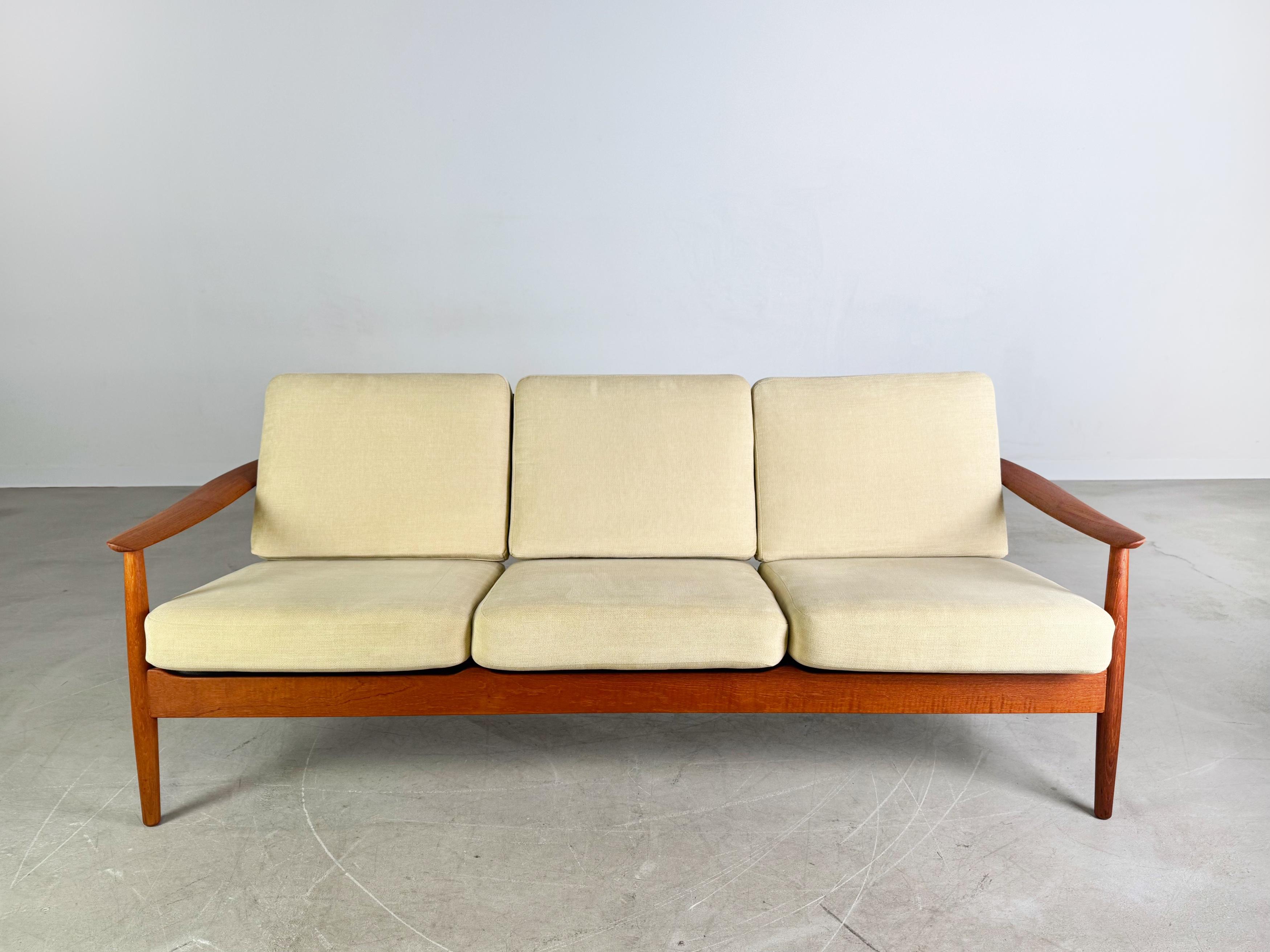 Wir bieten ein wunderschönes 3-Sitzer Sofa von France & Søn aus den 1960er Jahren zum Verkauf an. Der Entwurf stammt von Arne Vodder, einem der renommiertesten Möbeldesigner des 20. Jahrhunderts.

Zustand: Guter gebrauchter Zustand mit