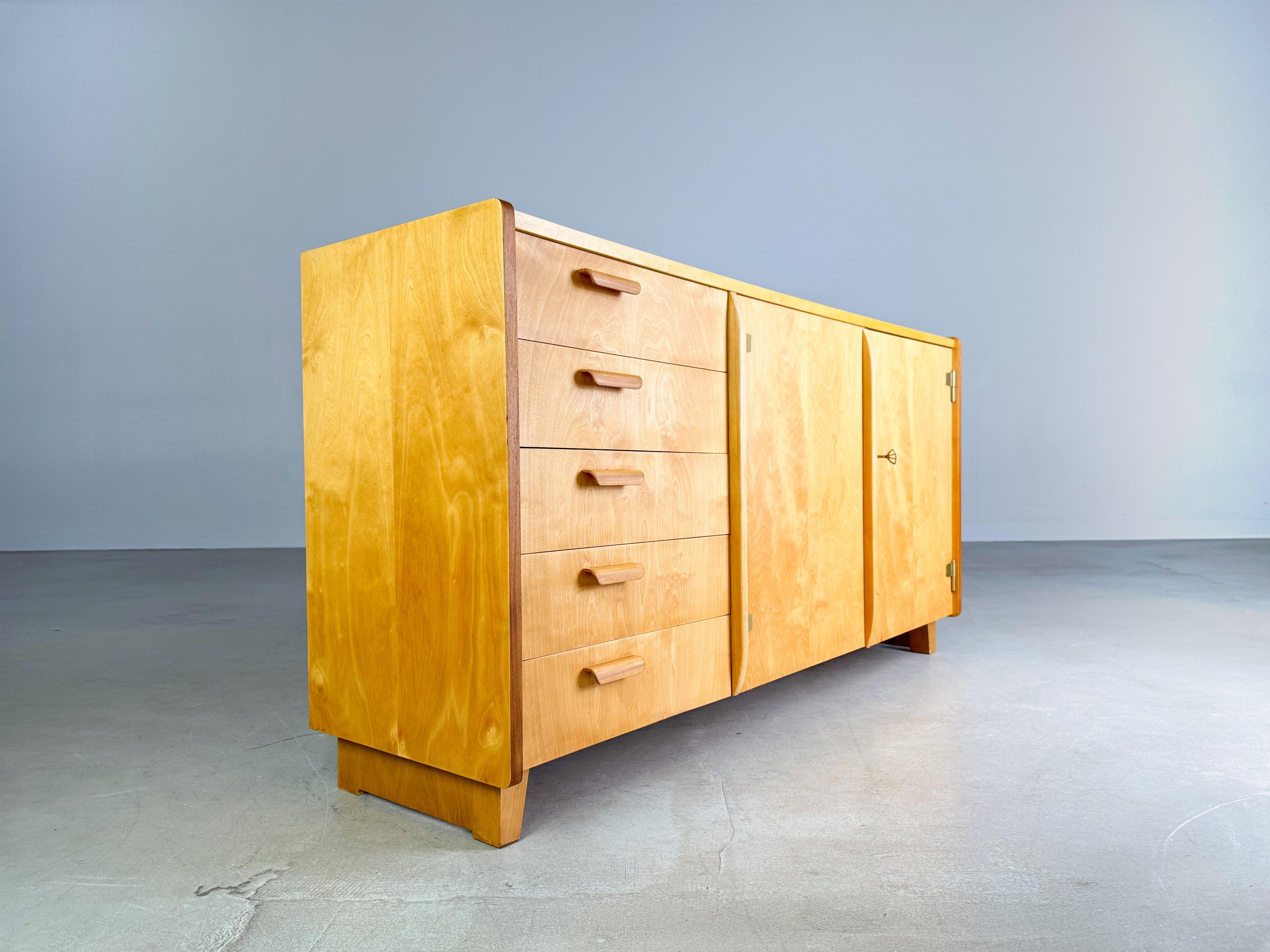 Wir bieten ein wunderschönes und sehr seltenes Vintage Sideboard von WK Möbel aus der Serie 
