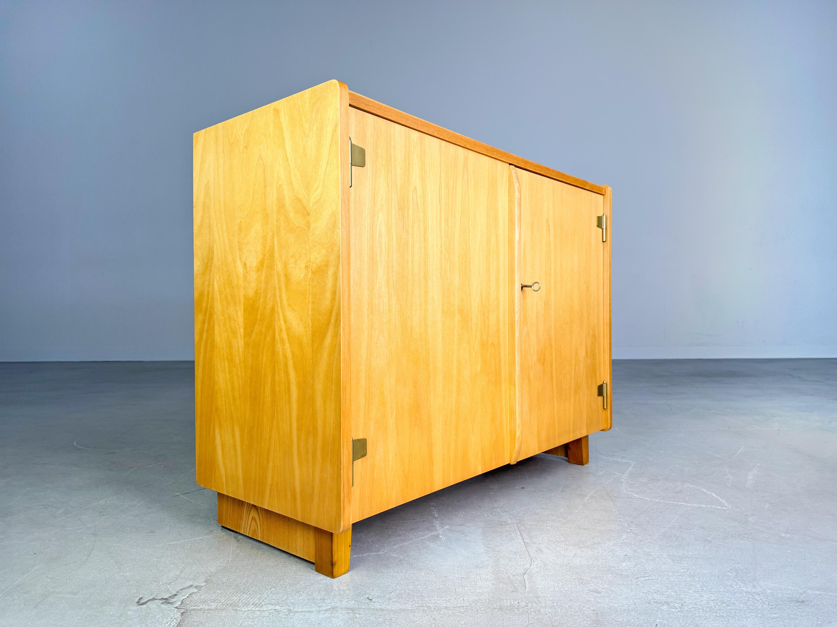 Wir bieten ein wunderschönes und sehr seltenes Vintage Sideboard von WK Möbel aus der Serie 