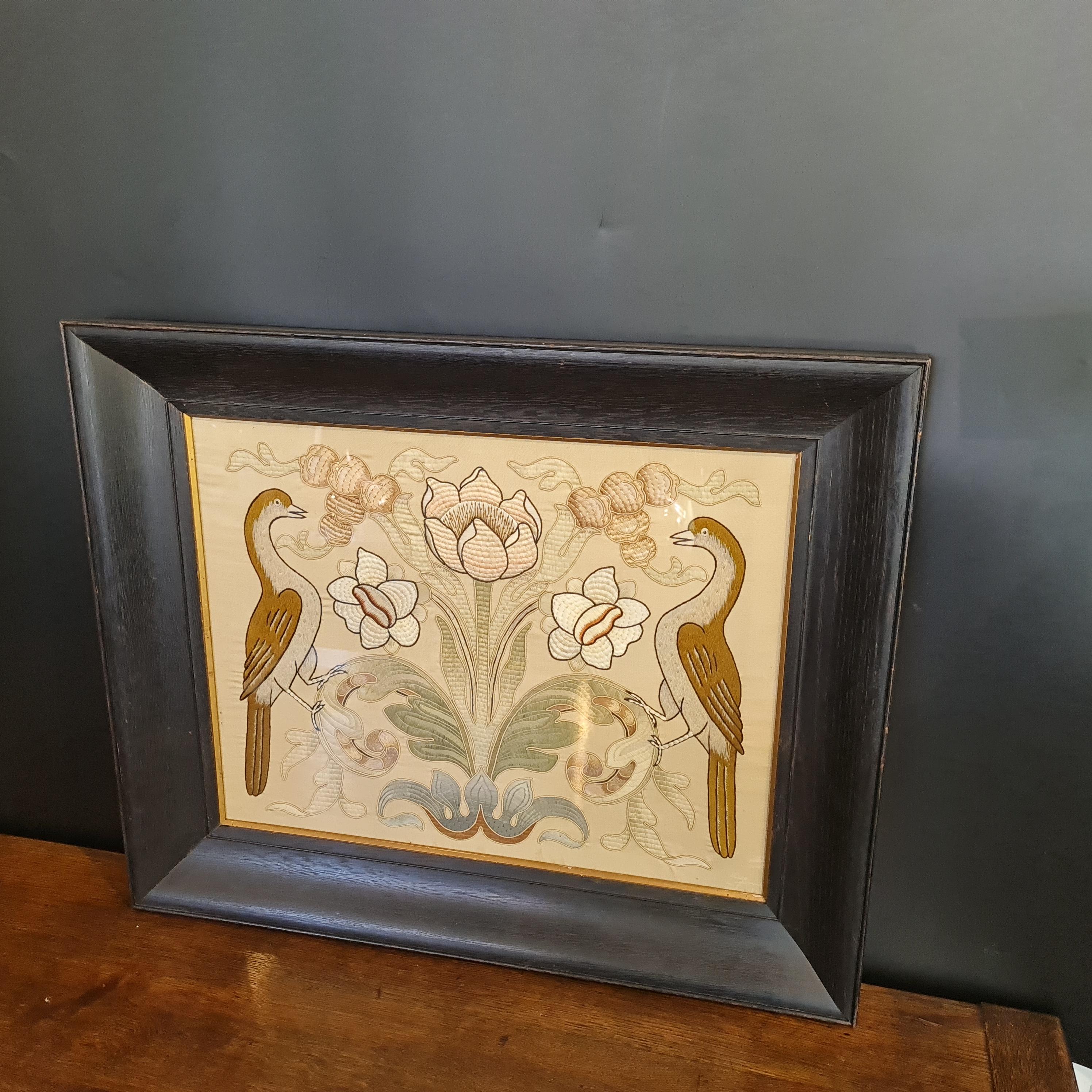 Elegante ricamo originale del Movimento delle Arti e dei Mestieri in una cornice di quercia ebanizzata del 1900 circa. 