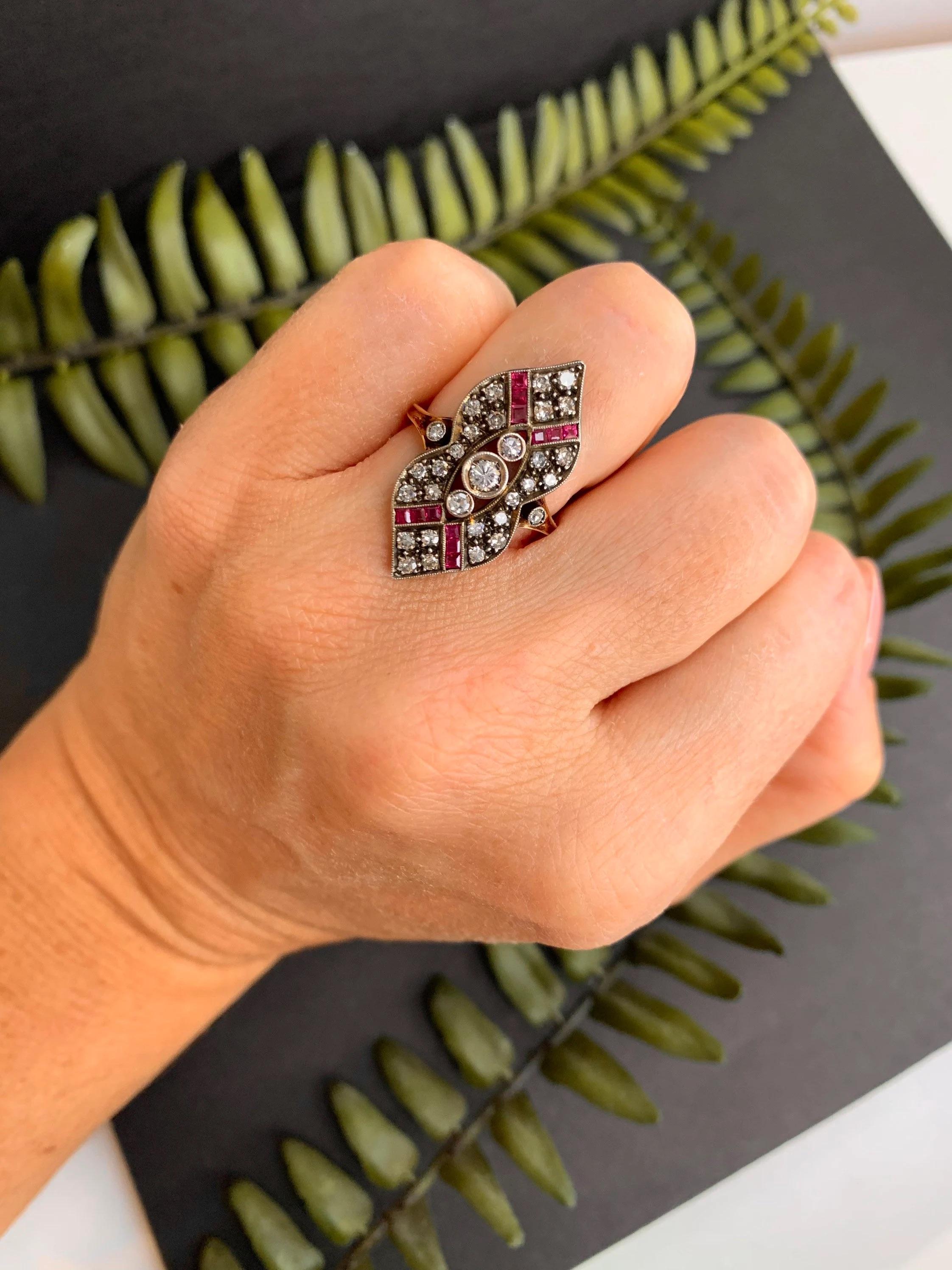 Taille vieille Europe Bague Art déco originale navette / marquise en or 18 carats, rubis et diamants