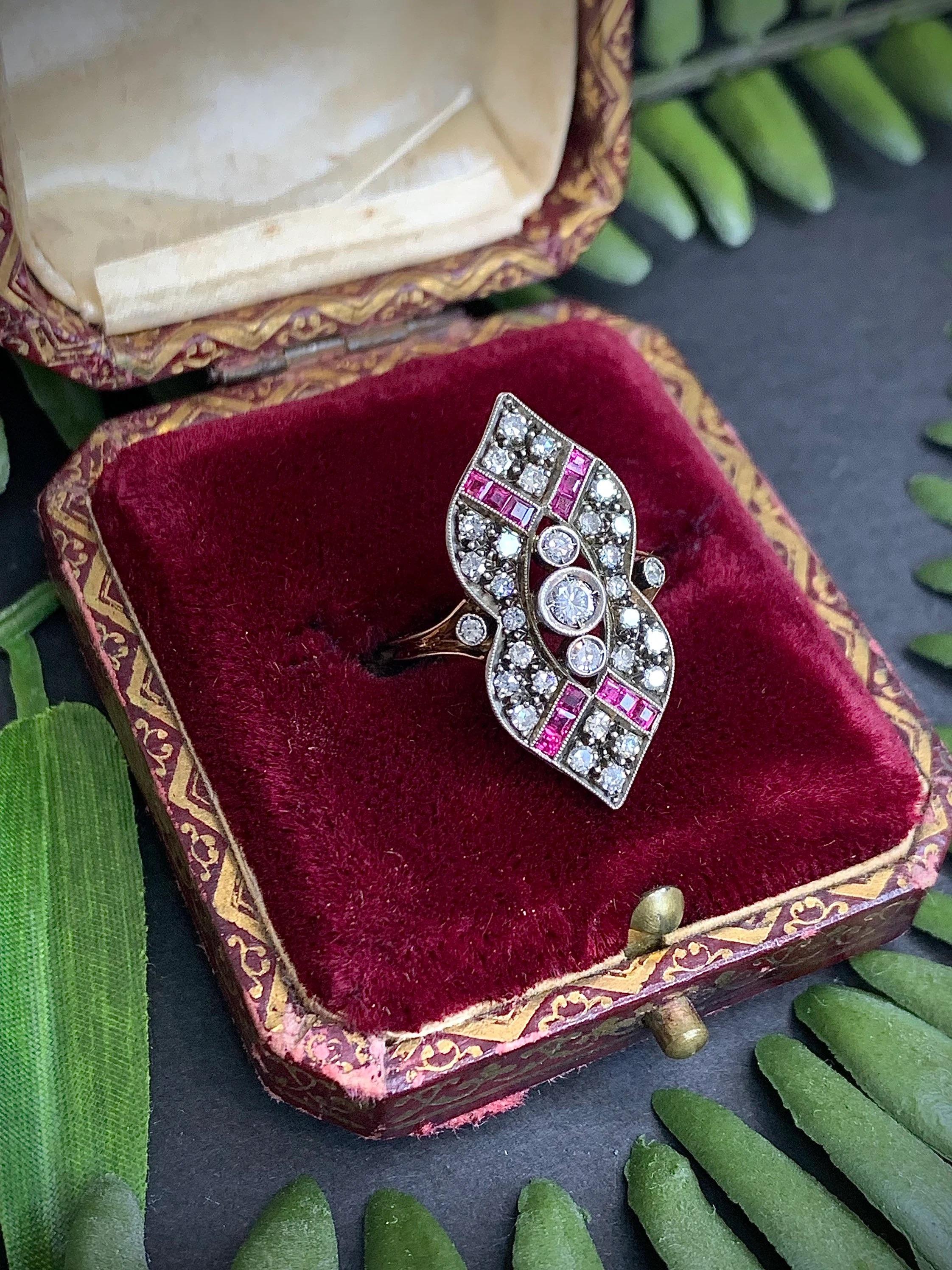 Bague Art déco originale navette / marquise en or 18 carats, rubis et diamants Bon état à Brighton, GB