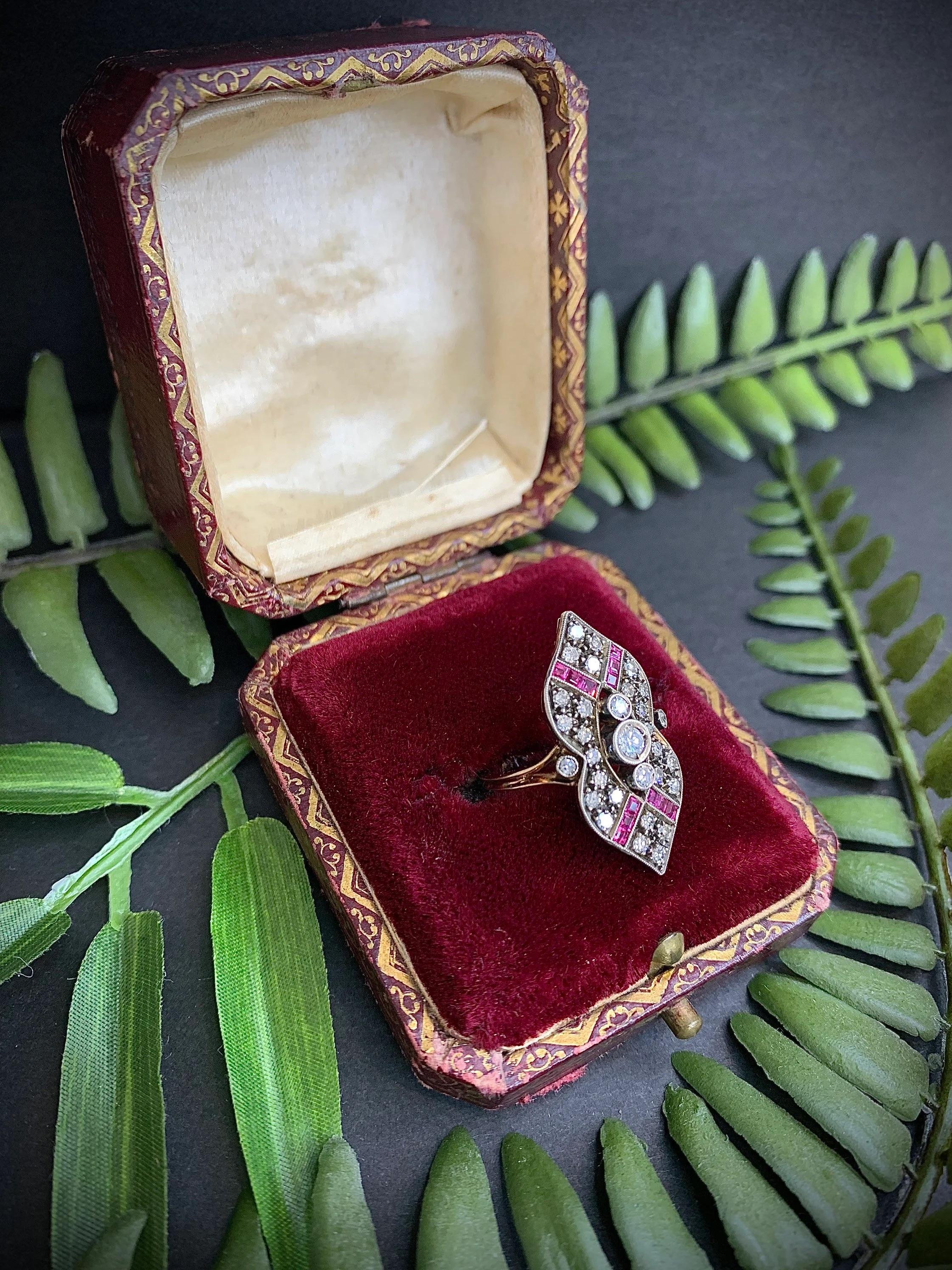 Bague Art déco originale navette / marquise en or 18 carats, rubis et diamants 2