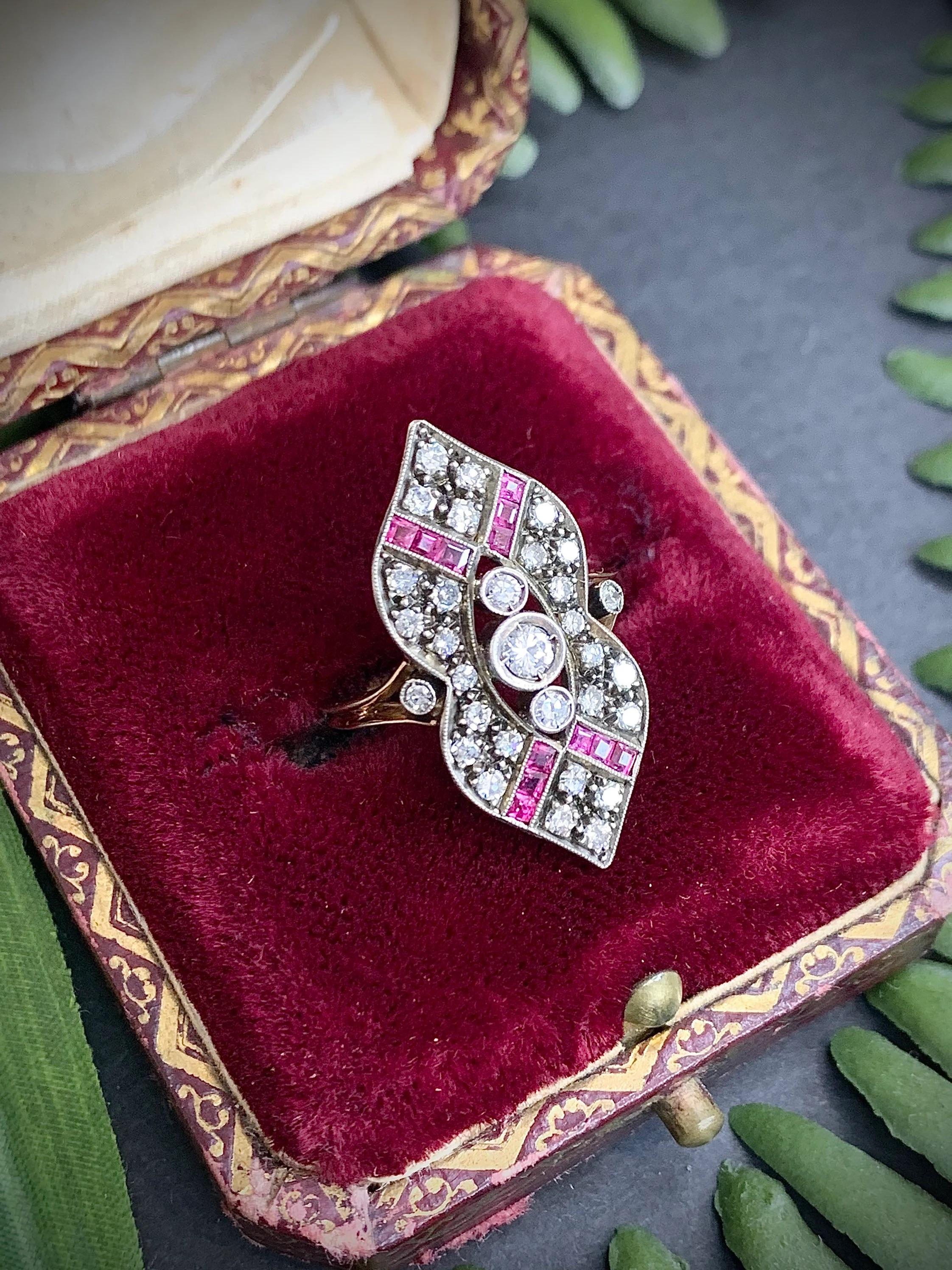 Bague Art déco originale navette / marquise en or 18 carats, rubis et diamants 3