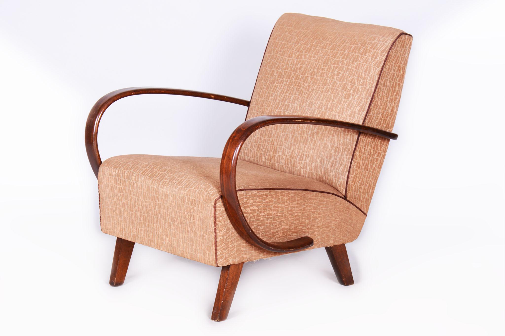 Cet élégant fauteuil Art déco provient de Tchécoslovaquie et date de la première moitié du XXe siècle. Elle est l'œuvre de Jindřich Halabala et a été produite à Up&Up. Le fauteuil est dans son état d'origine, très bien conservé. Il est fabriqué en