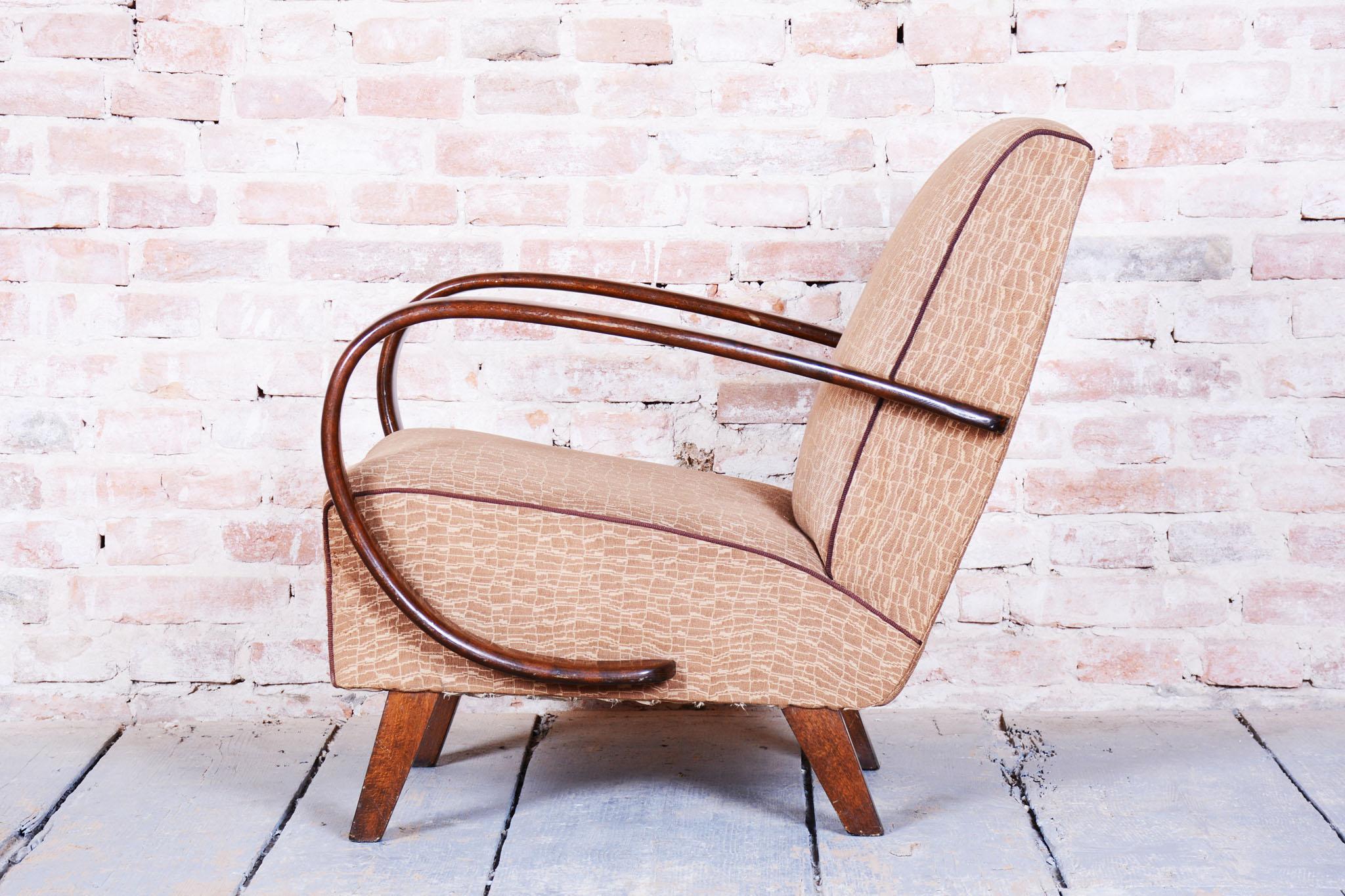 Tchèque Fauteuil Art Déco original,  par J. Halabala, UP Zavody, hêtre, tchèque, années 1930 en vente