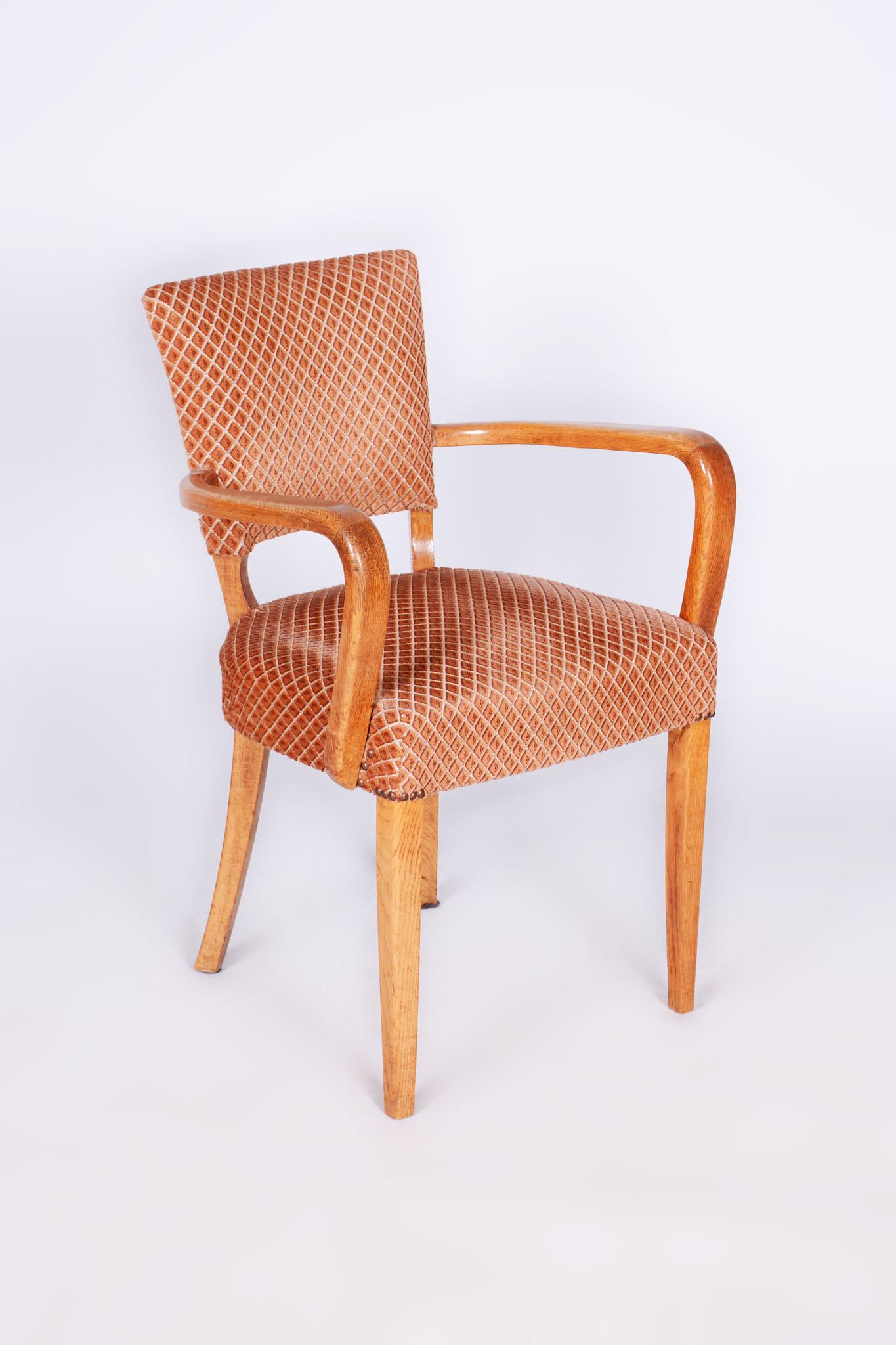 Este elegante sillón Art Déco, diseñado por Jules Leleu, procede de la Francia de la primera mitad del siglo XX. Es de haya teñida y ha sufrido una cuidadosa restauración. Durante la restauración, se recuperó el pulido original. El sillón tiene la