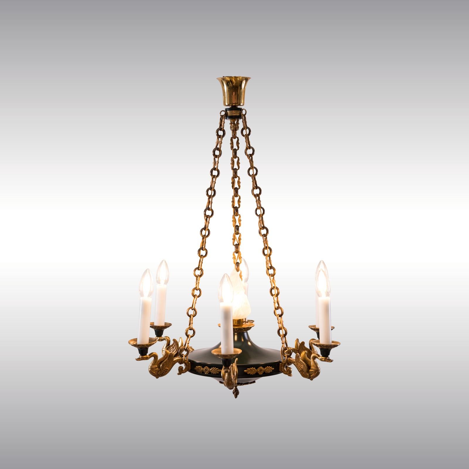 Lámpara de araña muy decorativa de estilo Imperio del periodo Art Déco historicista, hacia 1920. Cisnes estilizados de latón fundido dorado y punzonado

Adecuado para EEUU.