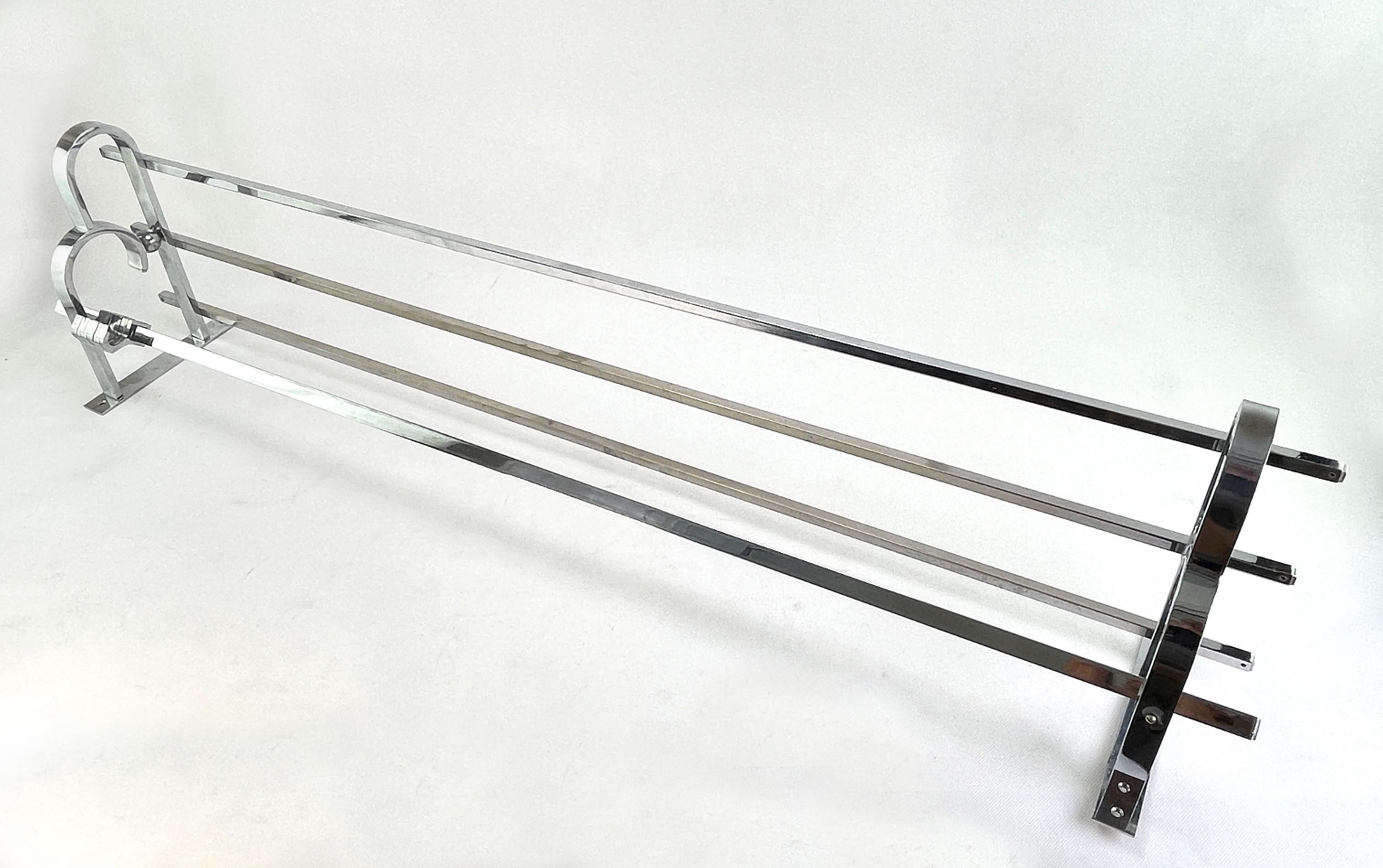Questo bellissimo appendiabiti da parete vintage degli anni '1930 è in stile art deco moderno e snello. Questo stile enfatizzava le forme sinuose e snelle.

Questo appendiabiti ha 10 ganci mobili per contenere i tuoi vestiti. Questo vecchio