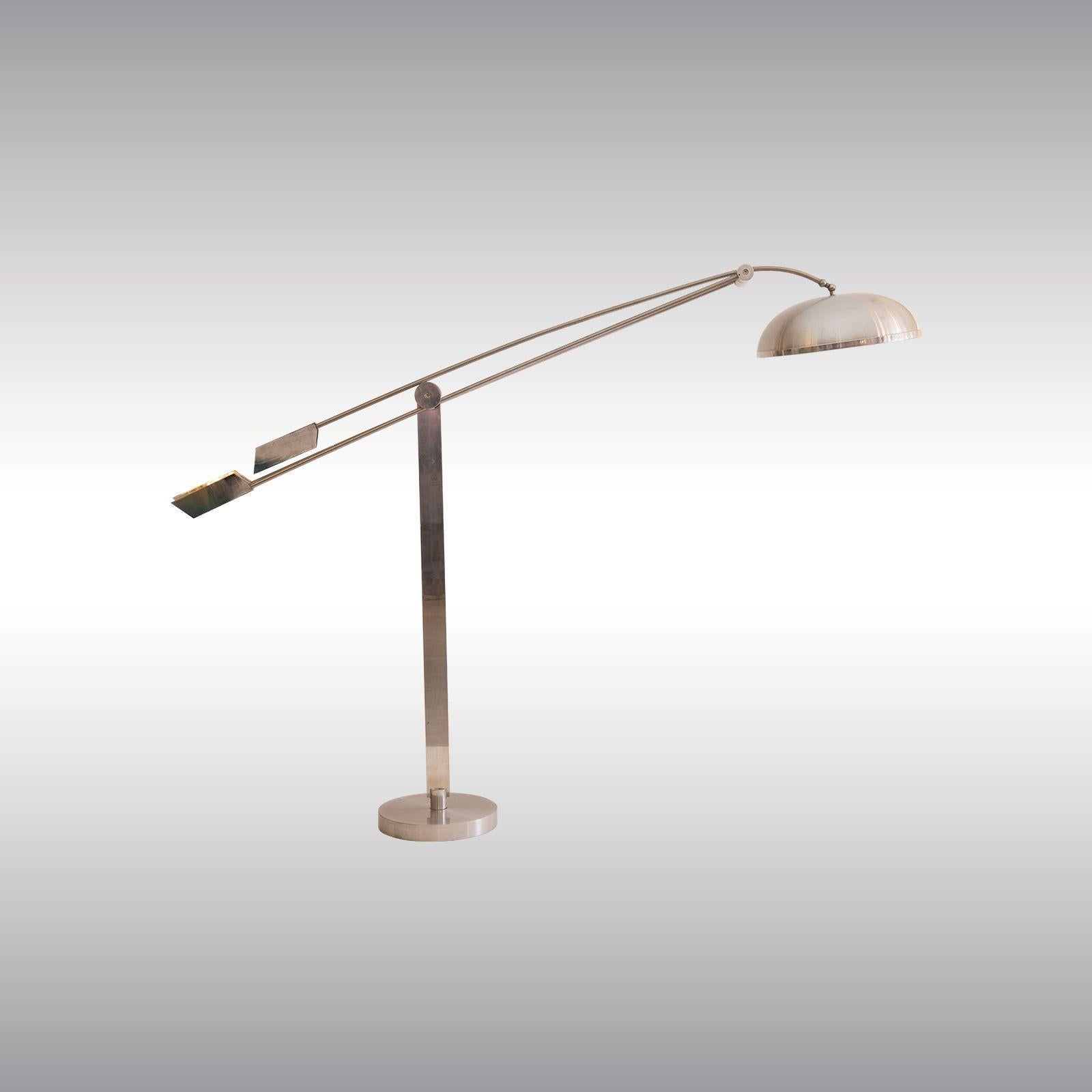 Eine sehr elegante schwenkbare (Maße: 140-250cm) Stehleuchte aus Aluminium und verchromtem Eisen, Schirm 480cm, geriffelter Reflektor.
Geeignet für die USA