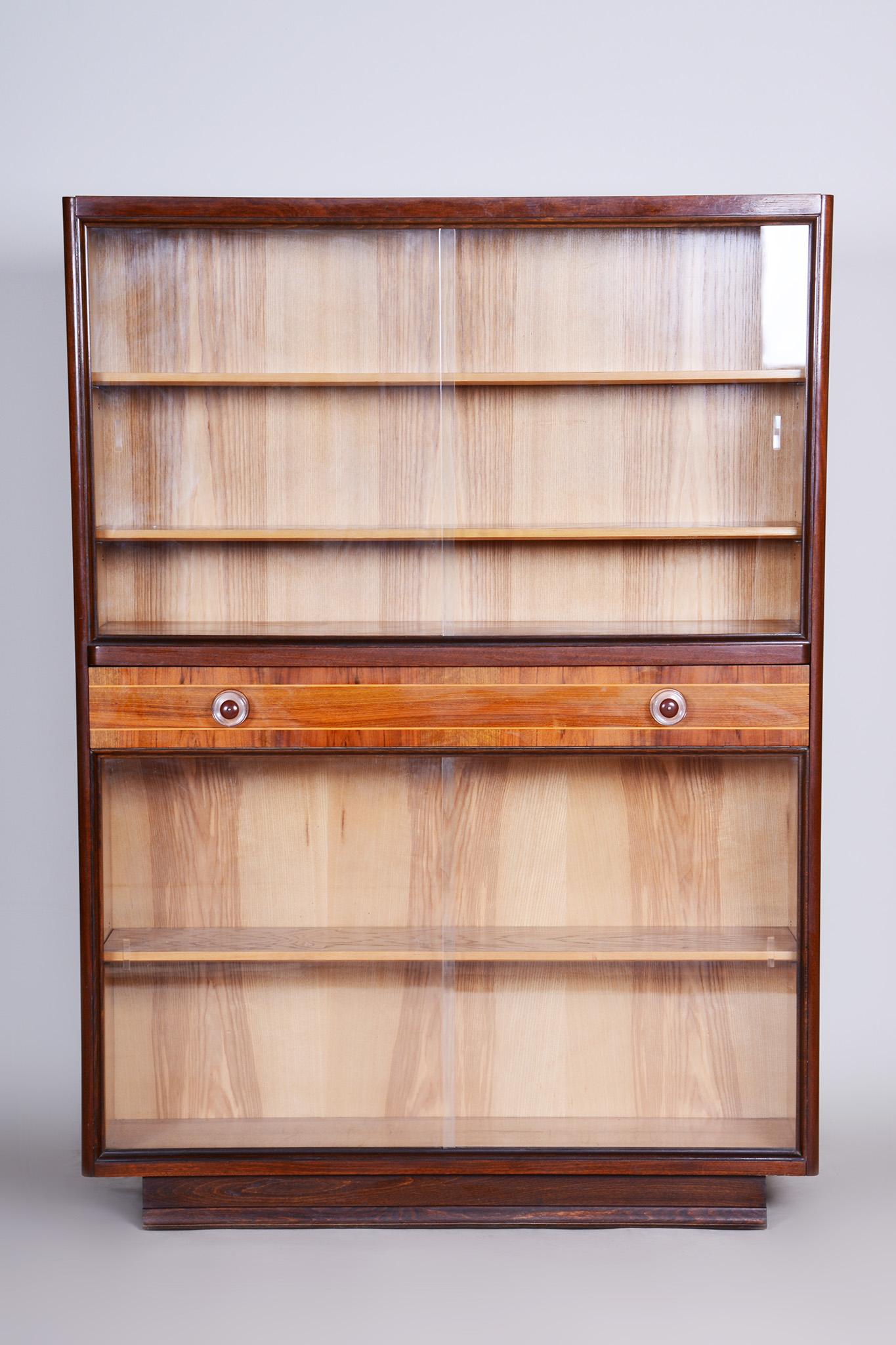 En parfait état d'origine, l'objet a été nettoyé par des professionnels et son éclat a été ravivé par notre équipe de remise à neuf en République tchèque. 

Il a été repoli avec de la laque polyutherane pour piano par notre équipe professionnelle de