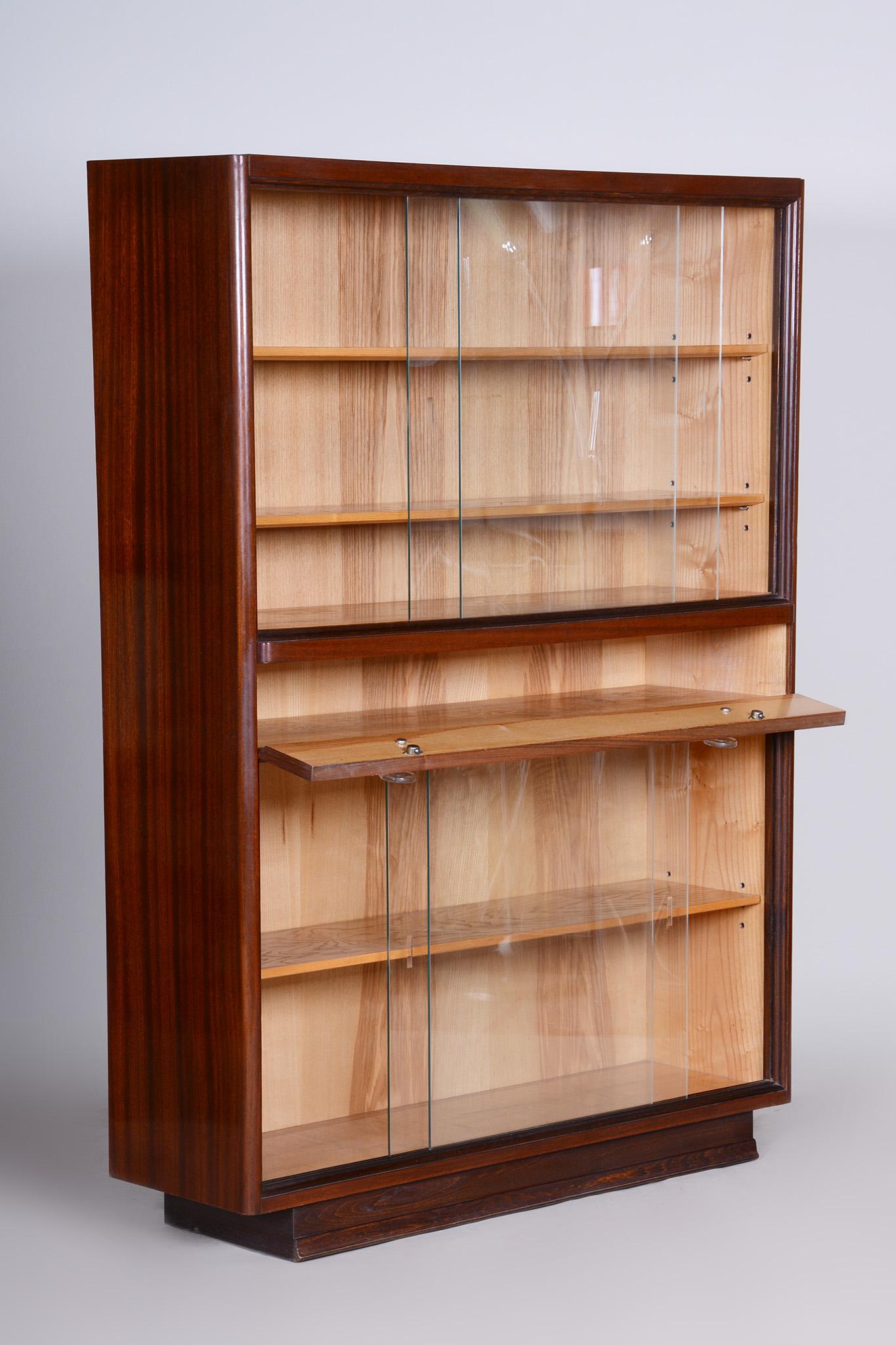 Bibliothèque originale Art Déco, frêne, acajou, polonais ravivé, tchèque. 1940s Bon état - En vente à Brandys nad Labem, Středočeský kraj