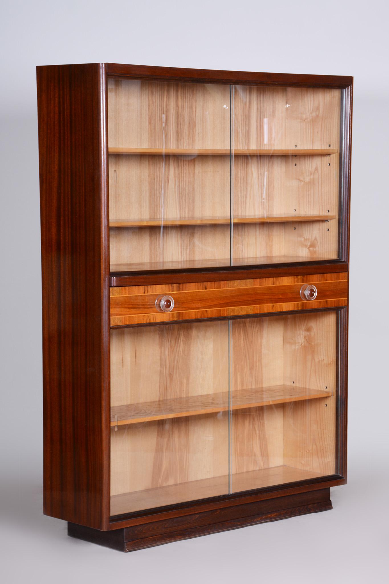 Verre Bibliothèque originale Art Déco, frêne, acajou, polonais ravivé, tchèque. 1940s en vente