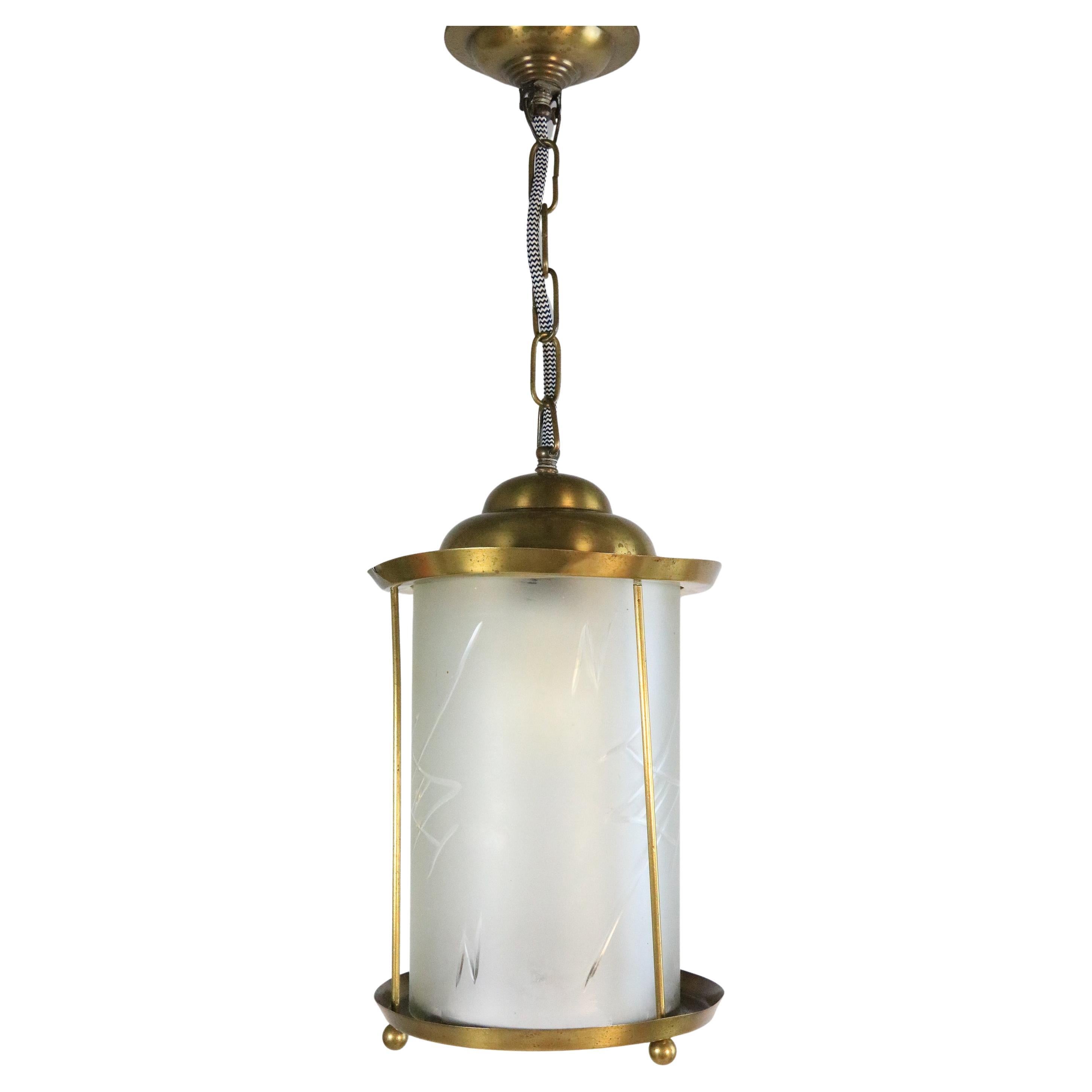 This very rare and pretty lamp from the Art Deco period is looking for a new home.
The design is like a lantern. Beautiful frosted glass with pattern.
It would look wonderful in a smaller hallway.

It has signs of age, especially on the brass in the
