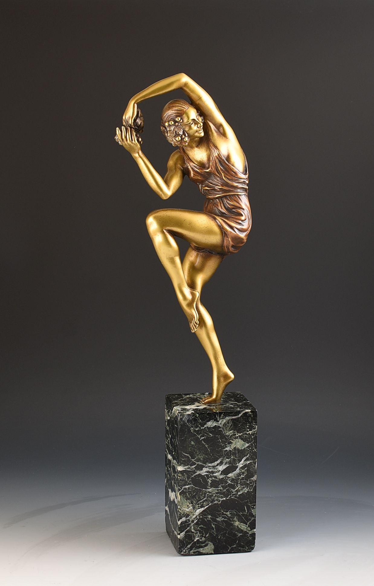 Eine Bronzeskulptur im Art déco-Stil von Pierre Le Faguays (1892-1962). Eine exotische Tänzerin, die beim Posieren kunstvoll eine Weintraube in den Händen hält. Er befindet sich in einem ausgezeichneten Originalzustand und wurde abgesehen von einer
